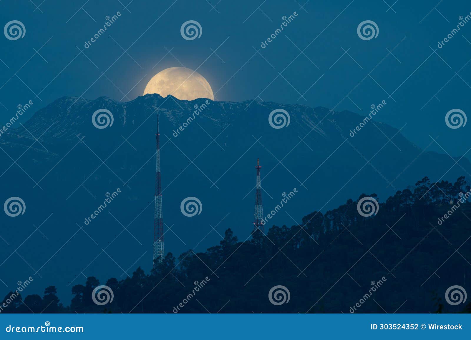 moonset in a snowy mountain in mexico.