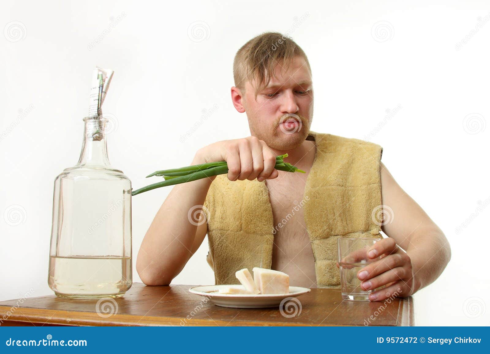 Муж пьет месяц. Закусывает луком. Мужик пьет и ест капусту. Пил и закусывал. Мужчины пьющие кефир скульптура.