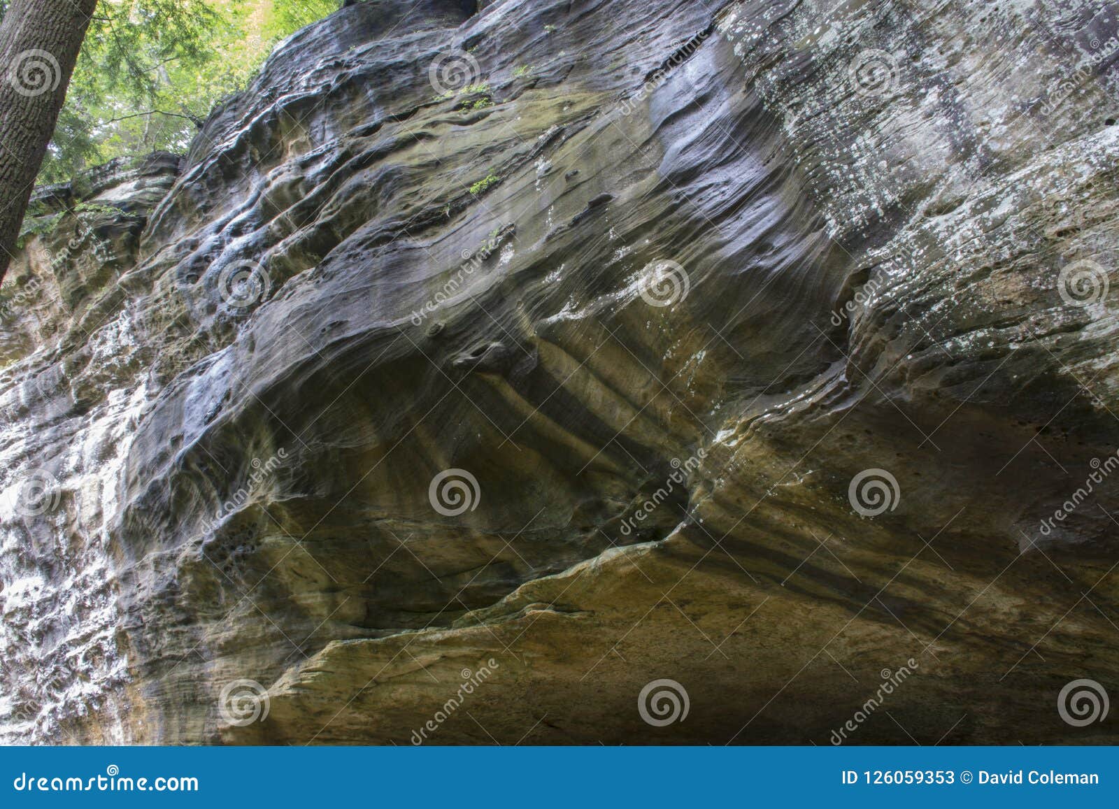 Moosiges Felsengesicht. Felsengesicht einer Klippe in den Hocking-Hügeln geben an, dass Wald im alten Höhlenbereich nahe Logan, Ohio bemannt Klippen und Gesichter des nackten Felsens beherrschen die Landschaft mit zahlreichen Höhlen in der Schlucht