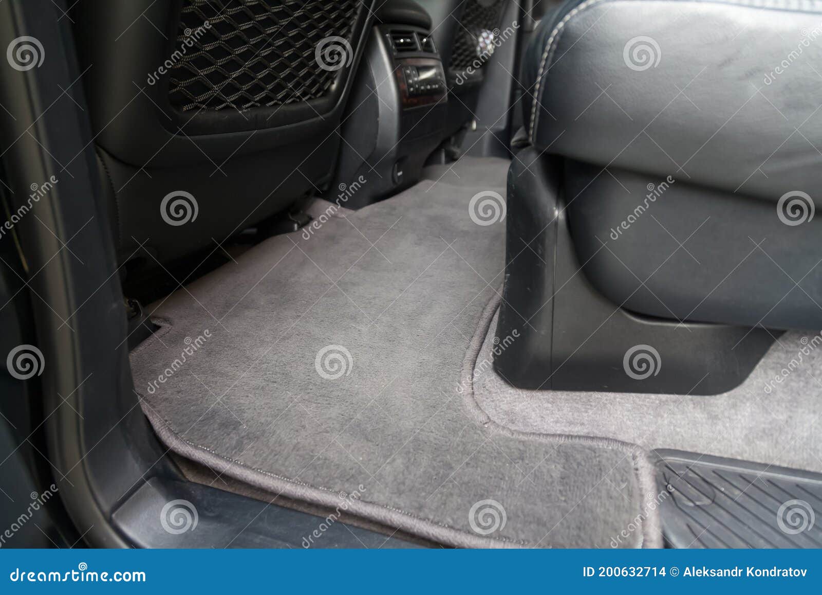 Moqueta Limpia En El Suelo De Los Asientos De Los Pasajeros De Un Coche De  Tela Gris Después De Los Requisitos De Lavado Y Limpiez Foto de archivo -  Imagen de limpieza