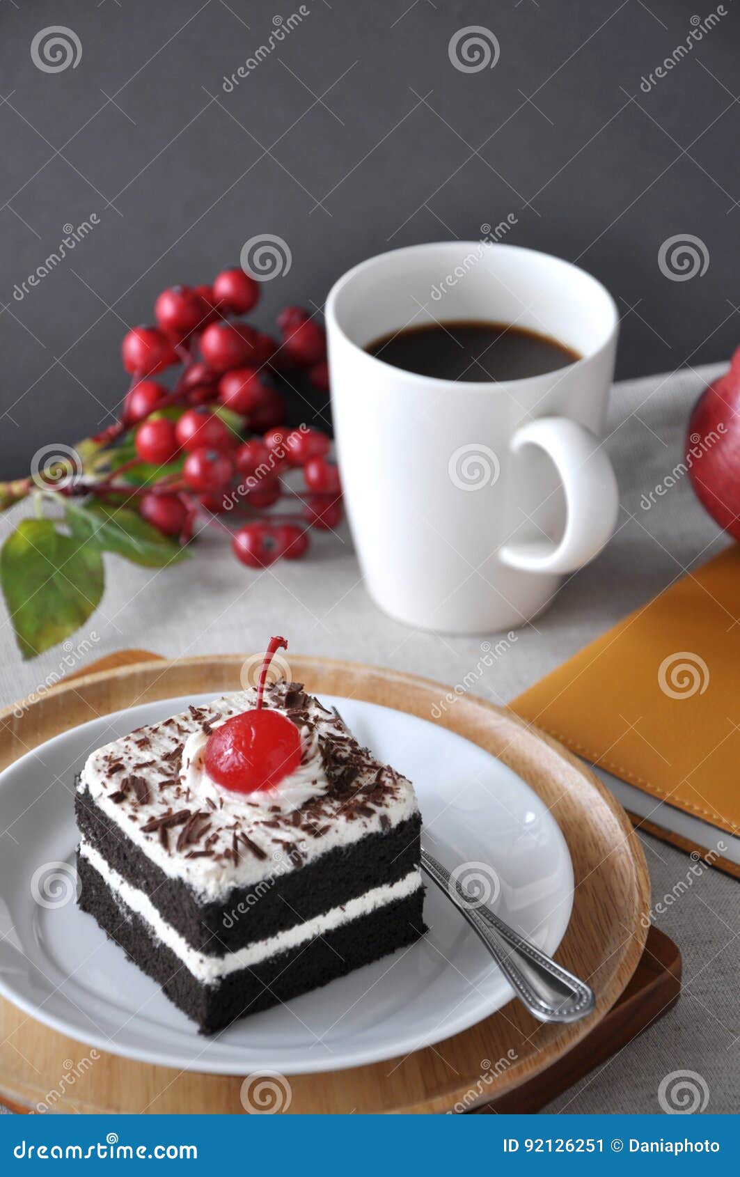 Morceau De Gâteau Avec La Tasse De Café Image stock - Image du cerise,  cuit: 92126251