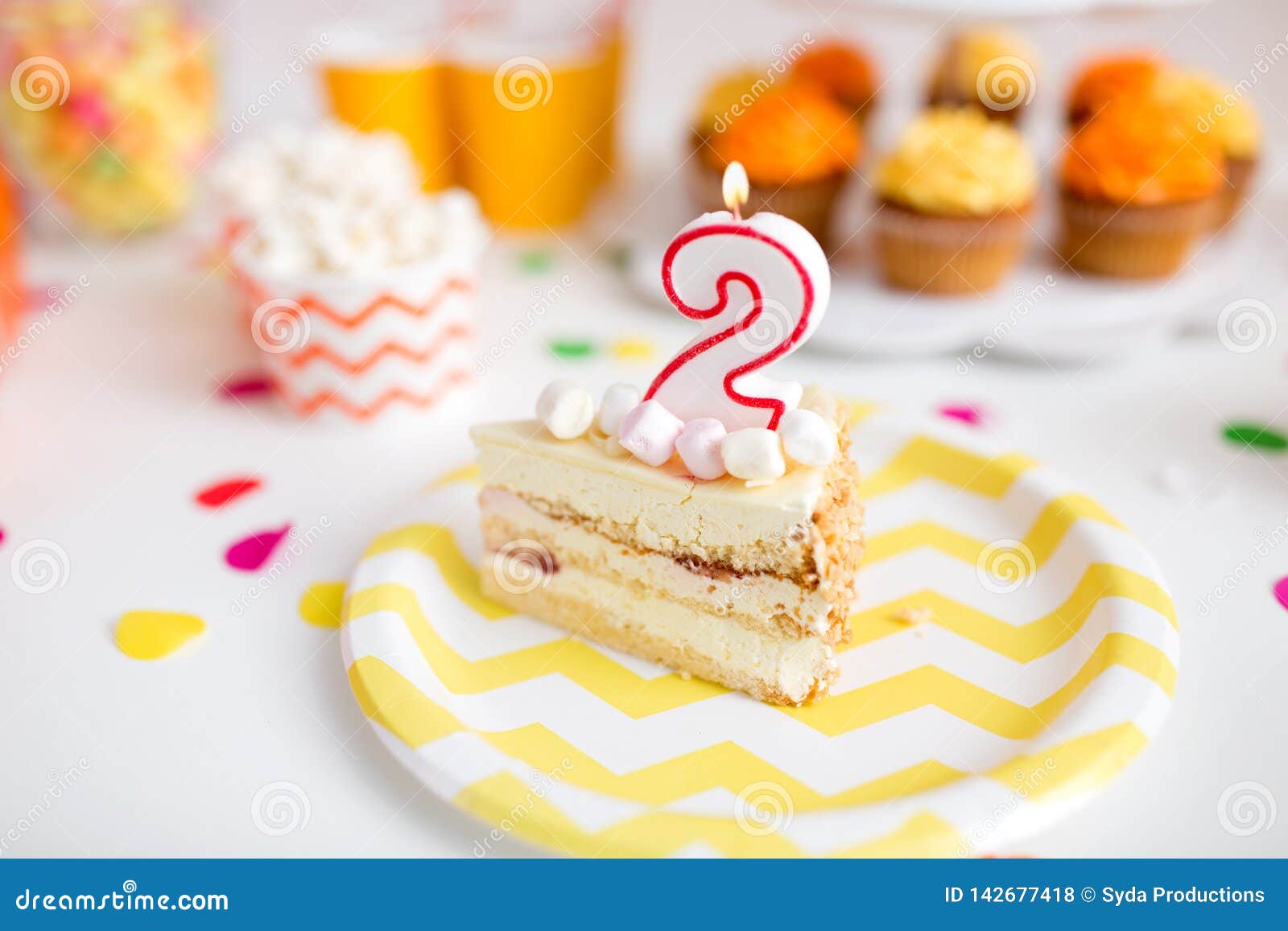 Morceau De Gateau De Plat A La Fete D Anniversaire Photo Stock Image Du Festif Dessert