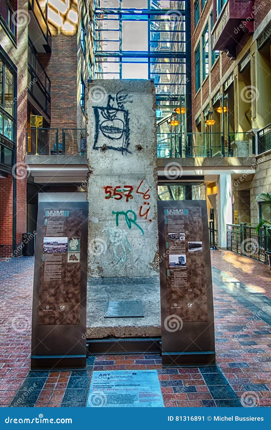 Morceau du mur de Berlin photo éditorial. Image du montréal 81316891