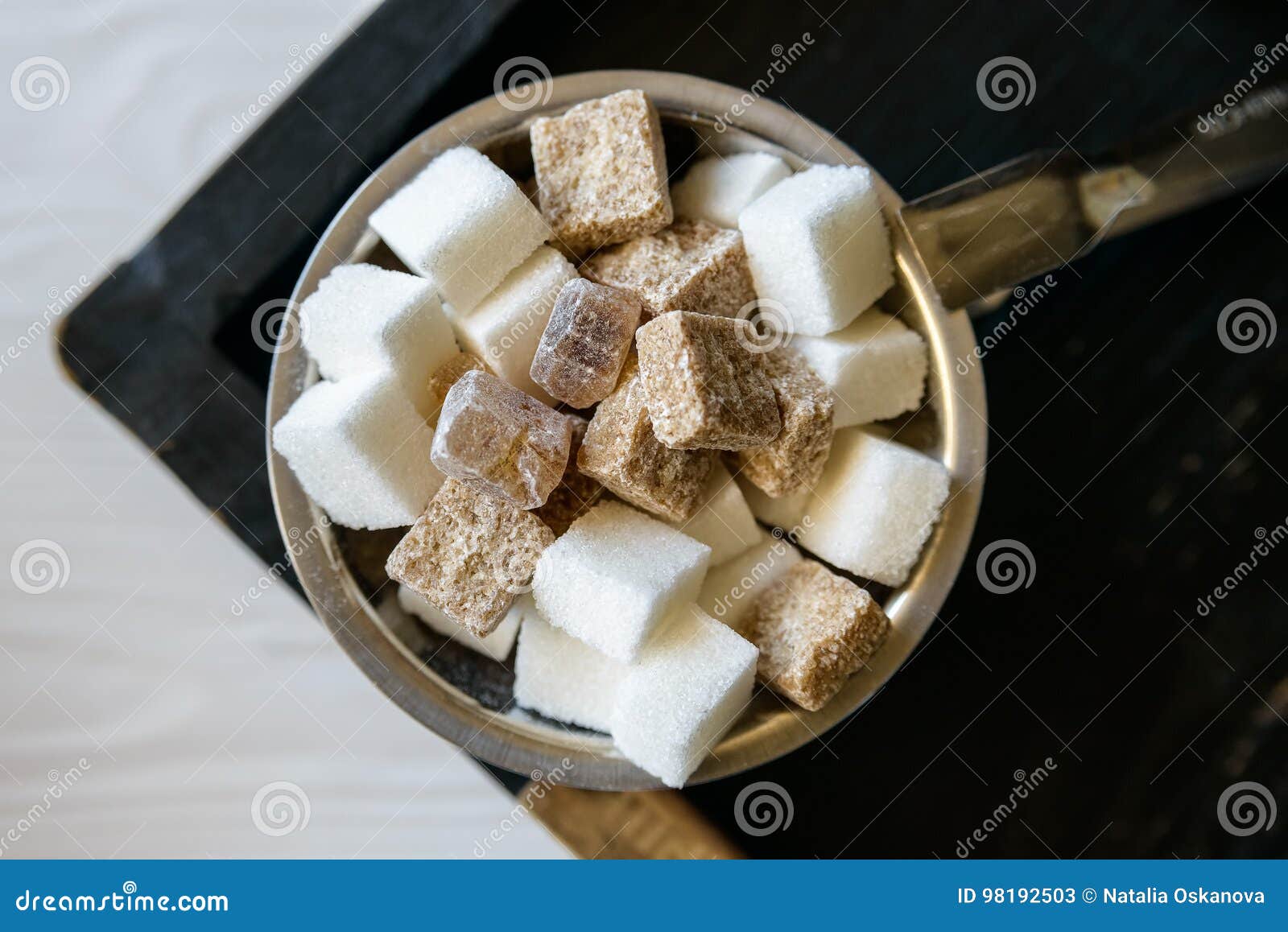 sucre roux en morceaux Stock Photo