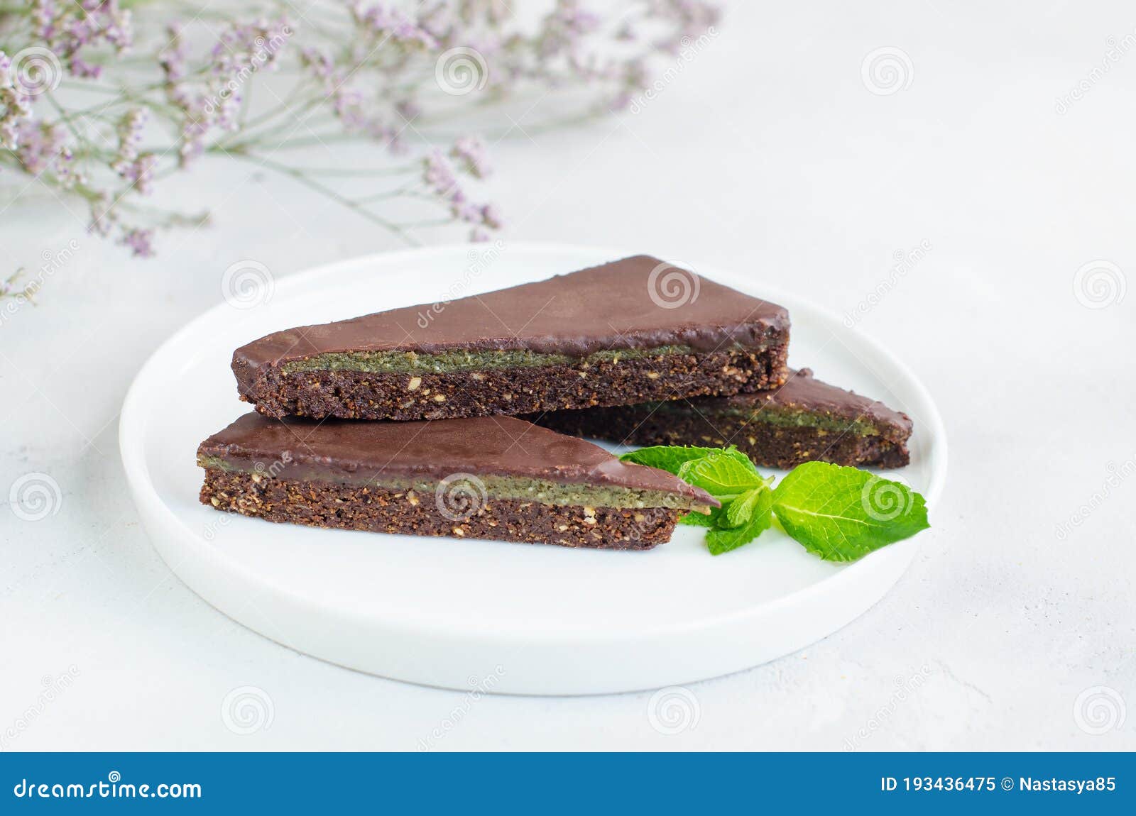 Morceaux De Gateau Au Chocolat Avec Les Fruits A Coque Et La Monnaie Royale De Remplissage D Une Plaque De Beton Sur Fond Blanc G Image Stock Image Du Brun Fromage