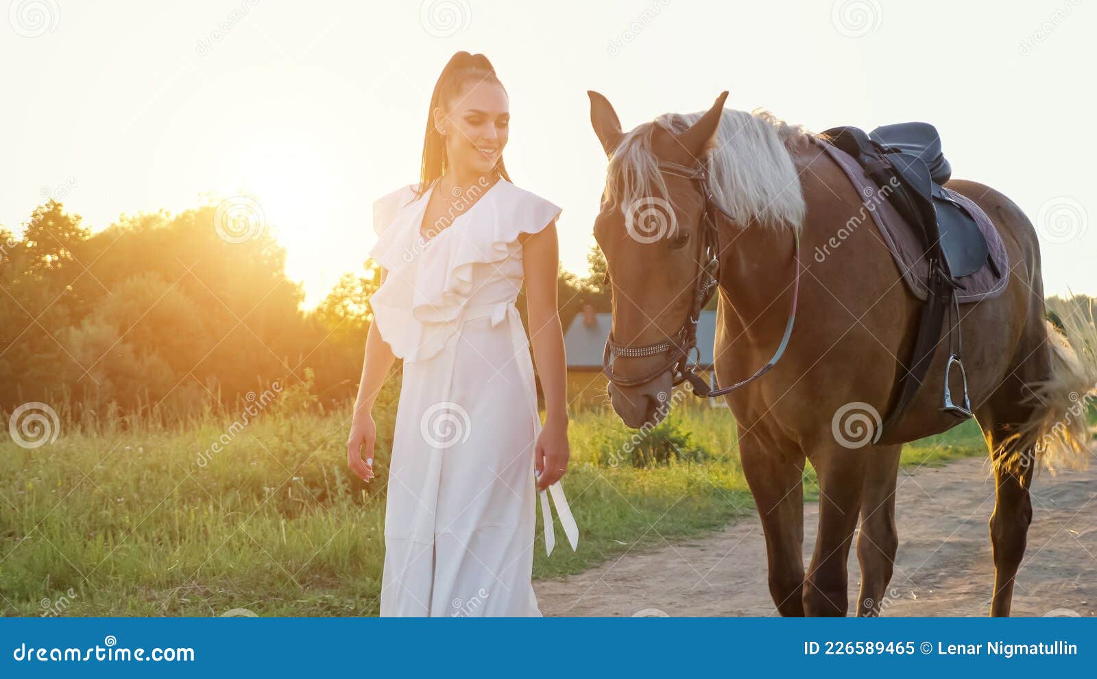 Uma garota de cabelo comprido e rabo de cavalo está sorrindo na