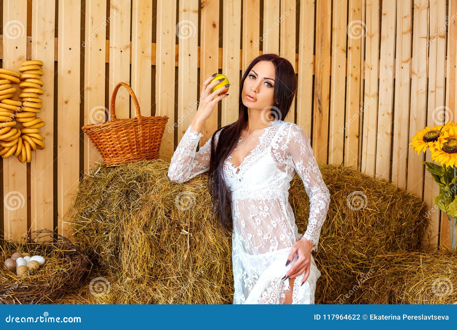 morena de vestido branco