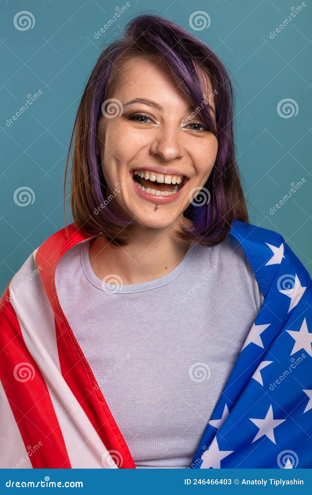 Morena Mujer Con Estrellas Americanas Rayas Bandera De Estados Unidos Imagen de - Imagen de feliz, democracia: 246466403