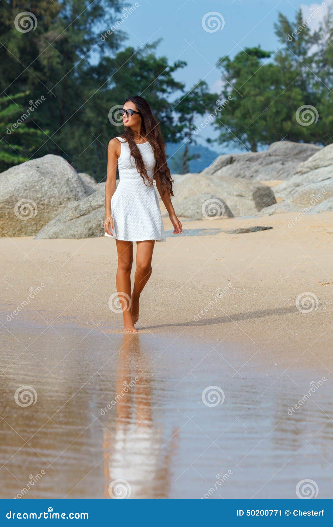 morena de vestido branco