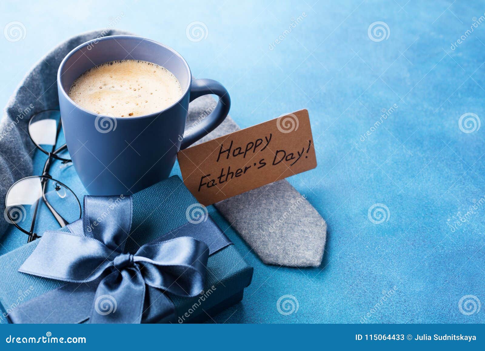 Morgentasse Kaffee Geschenkbox Krawatte Und Brillen Auf Blauer Tabelle Fur Den Gruss Am Glucklichen Vatertag Stockbild Bild Von Brillen Geschenkbox