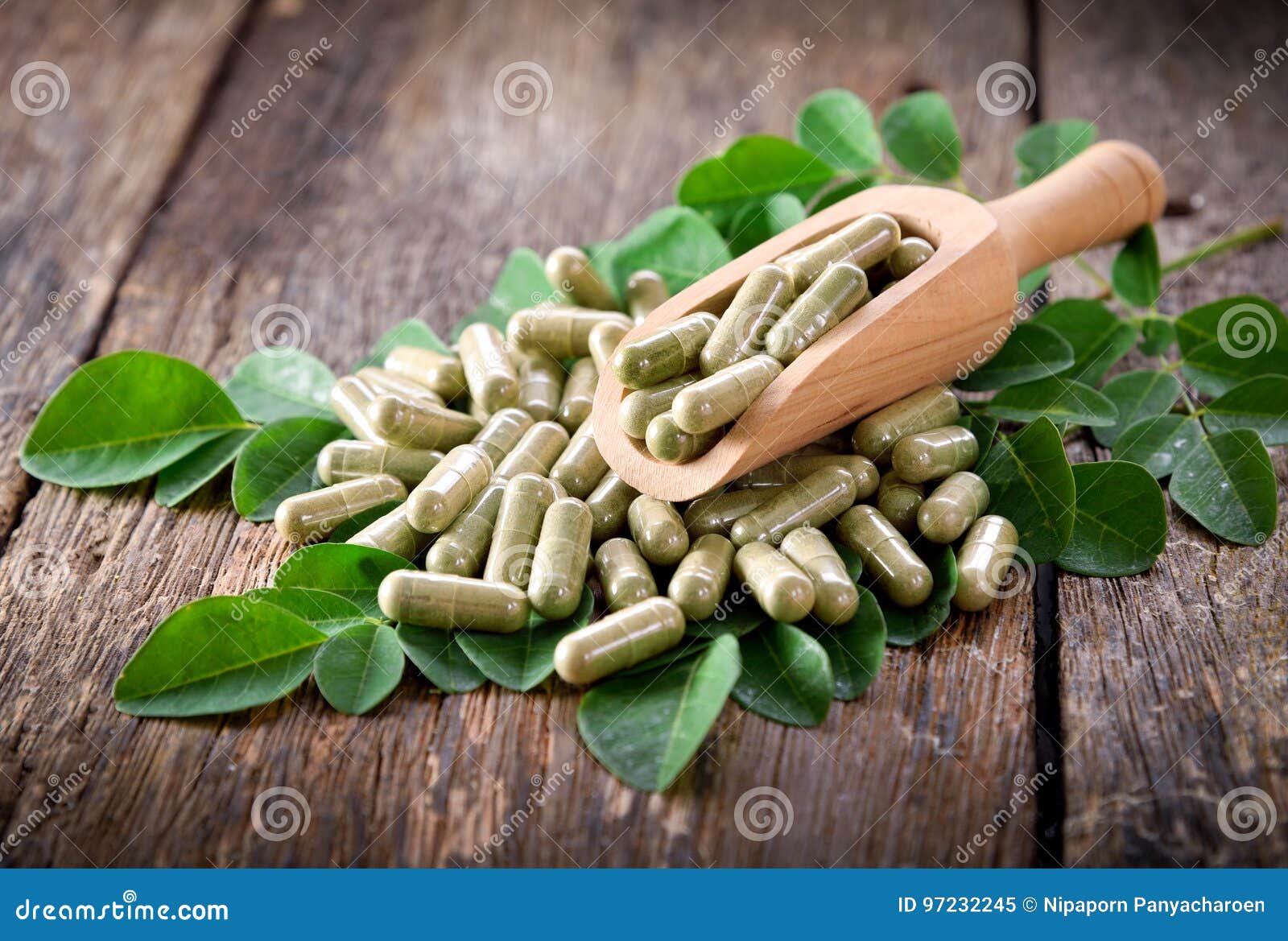 moringa leaves and capsules