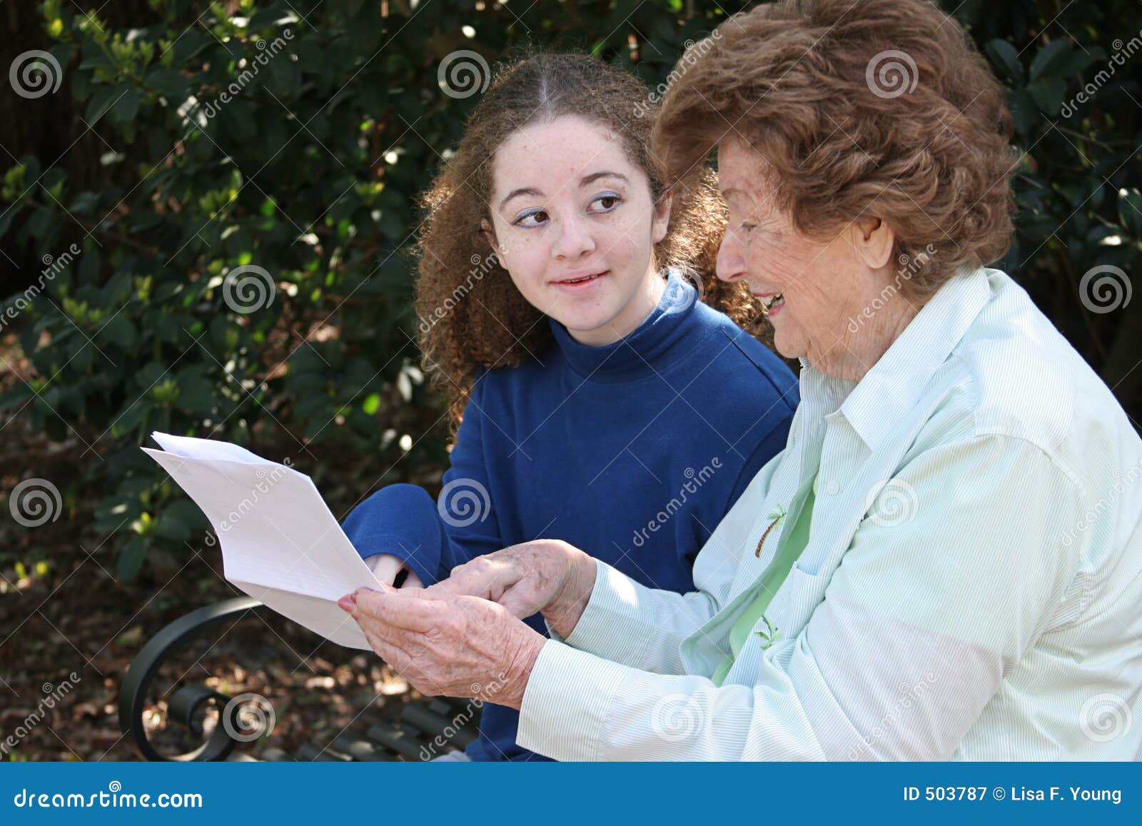 Mormor som delar vishet. Diskutera flickafarmodern henne läxabarn