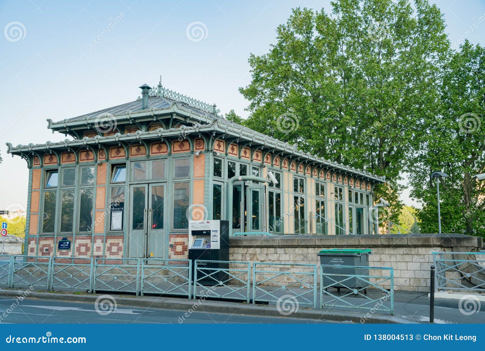 tour eiffel station