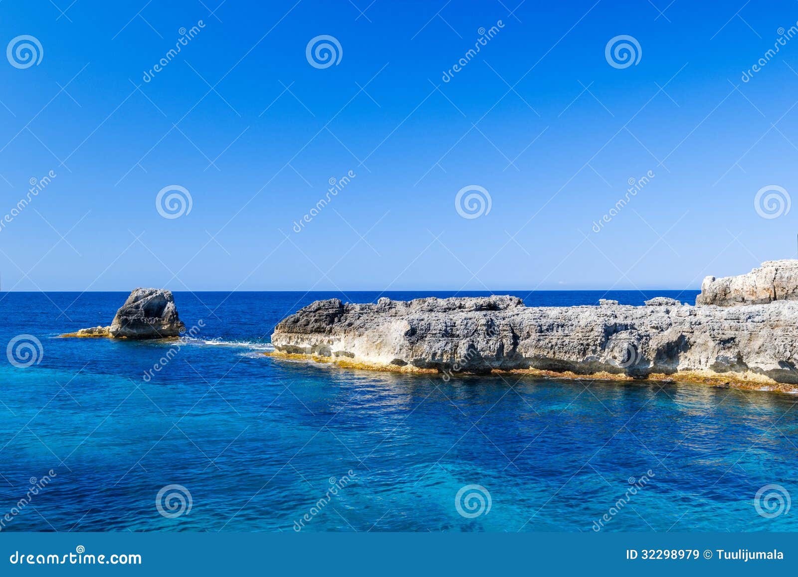 Morze Śródziemnomorskie sceneria z falezami Menorca wyspa, Hiszpania.
