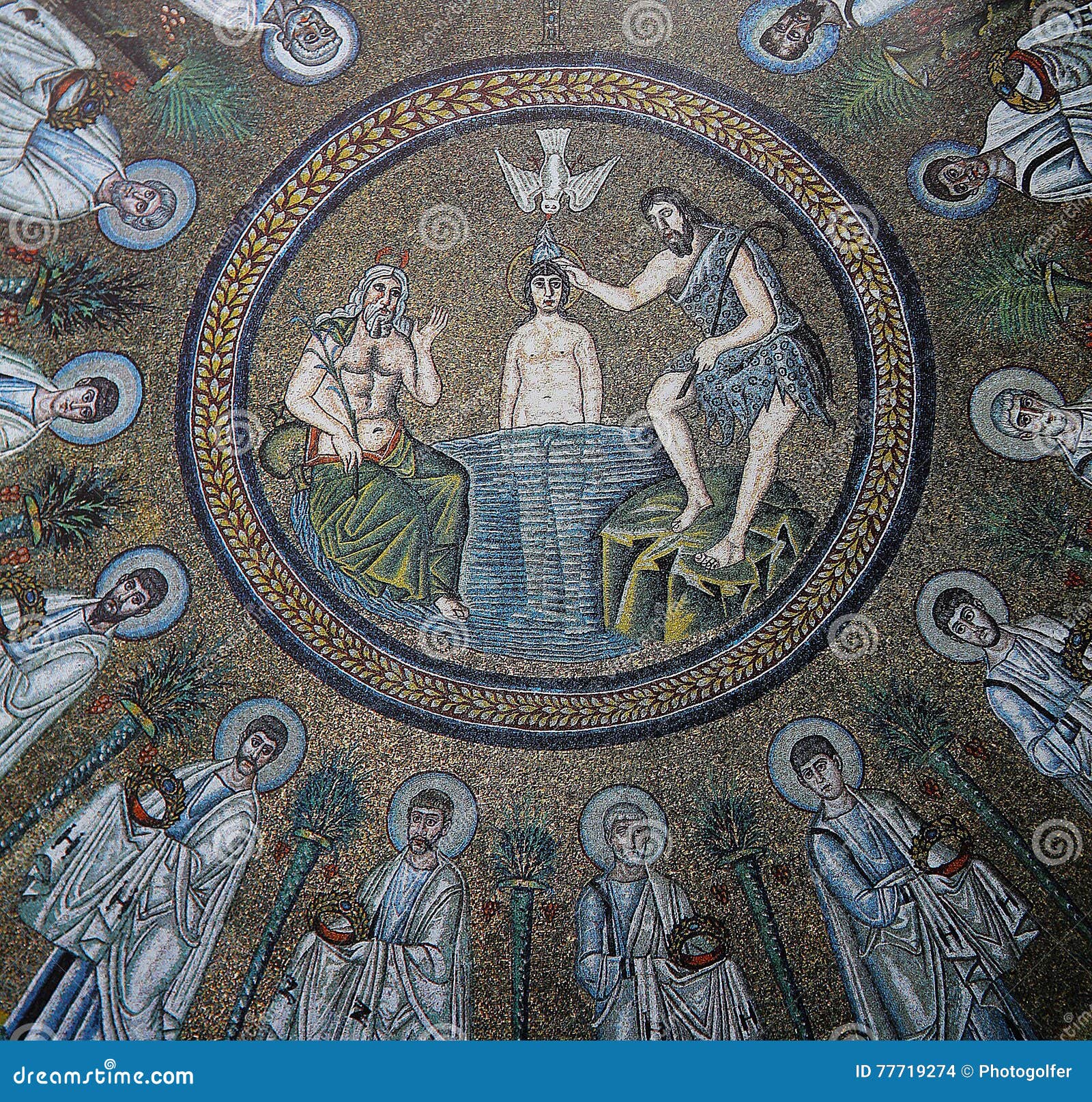Mosaico in Arian Baptistry, Ravenna, Italia. Una vista a RAVENNA, ITALIA, il 16 gennaio 2015: mosaico in Arian Baptistry, dall'artista anymous, il 16 gennaio 2015, a Ravenna, l'Italia