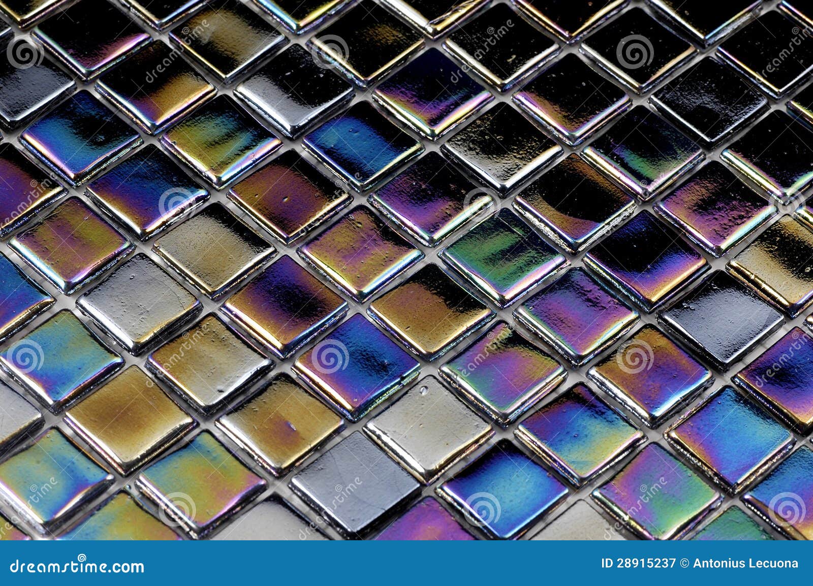 Reflexão de luz colorida no mosaico de vidro queimado