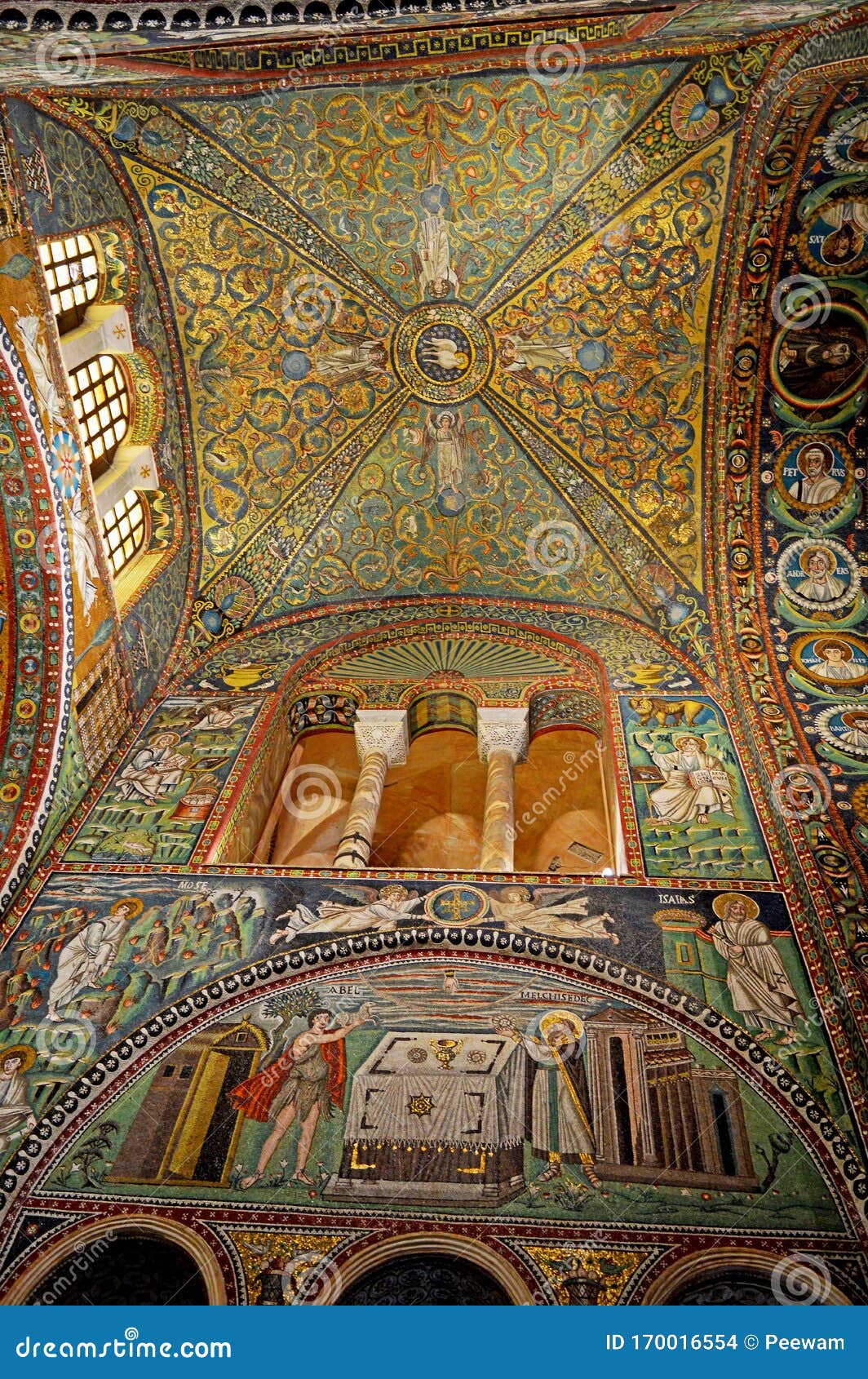 Mosaico Di Soffitto Sopra Il Presbiterio Della Basilica Di San Vitale A Ravenna Fotografia Stock Immagine Di Crown Frutta