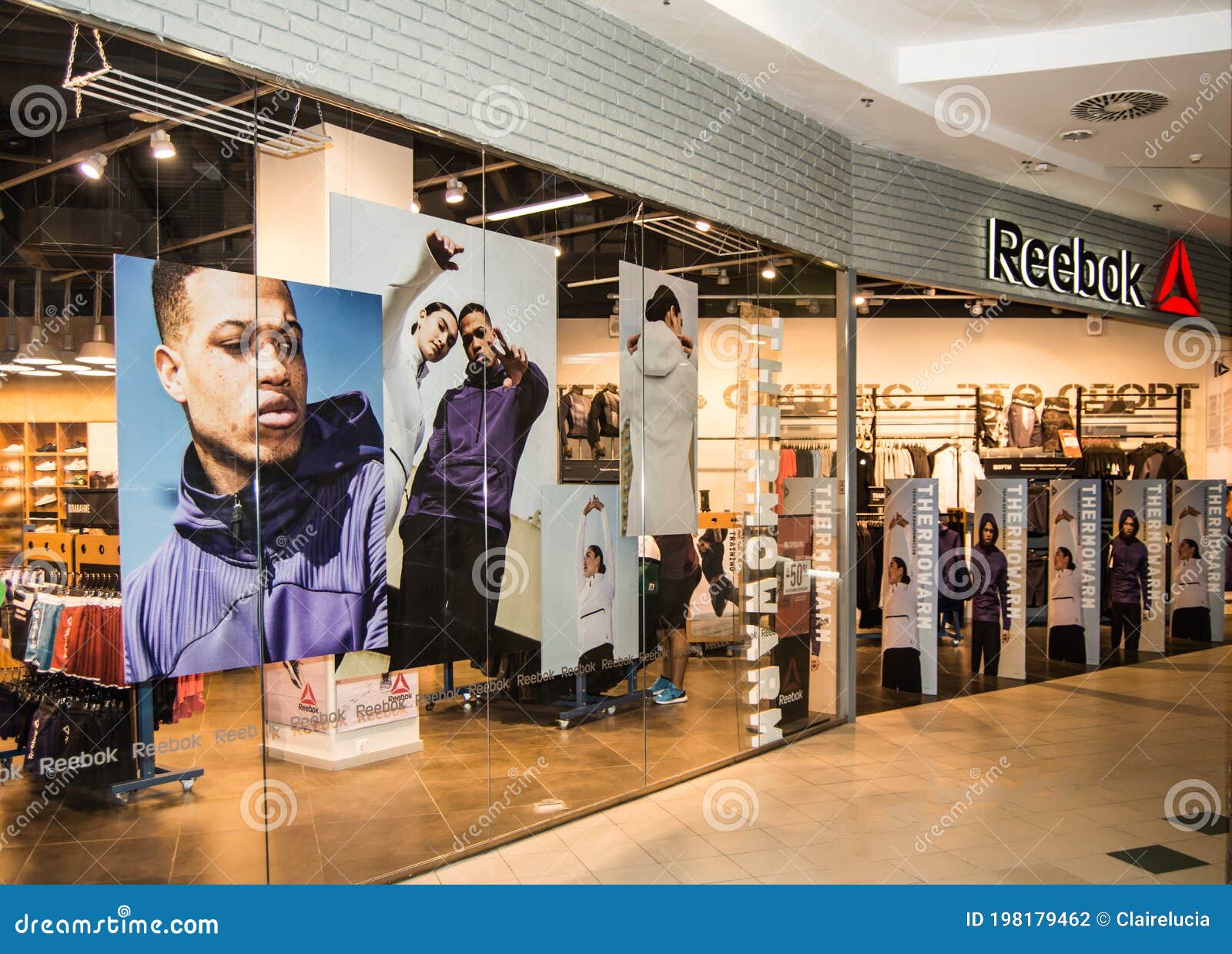 mezcla corona portátil Moscú, Rusia - 8 De Octubre De 2019: Tienda De Marca Reebok En El Centro  Comercial Europolis En Moscú El Interior Moderno De Un Fotografía editorial  - Imagen de moderno, lujo: 198179462