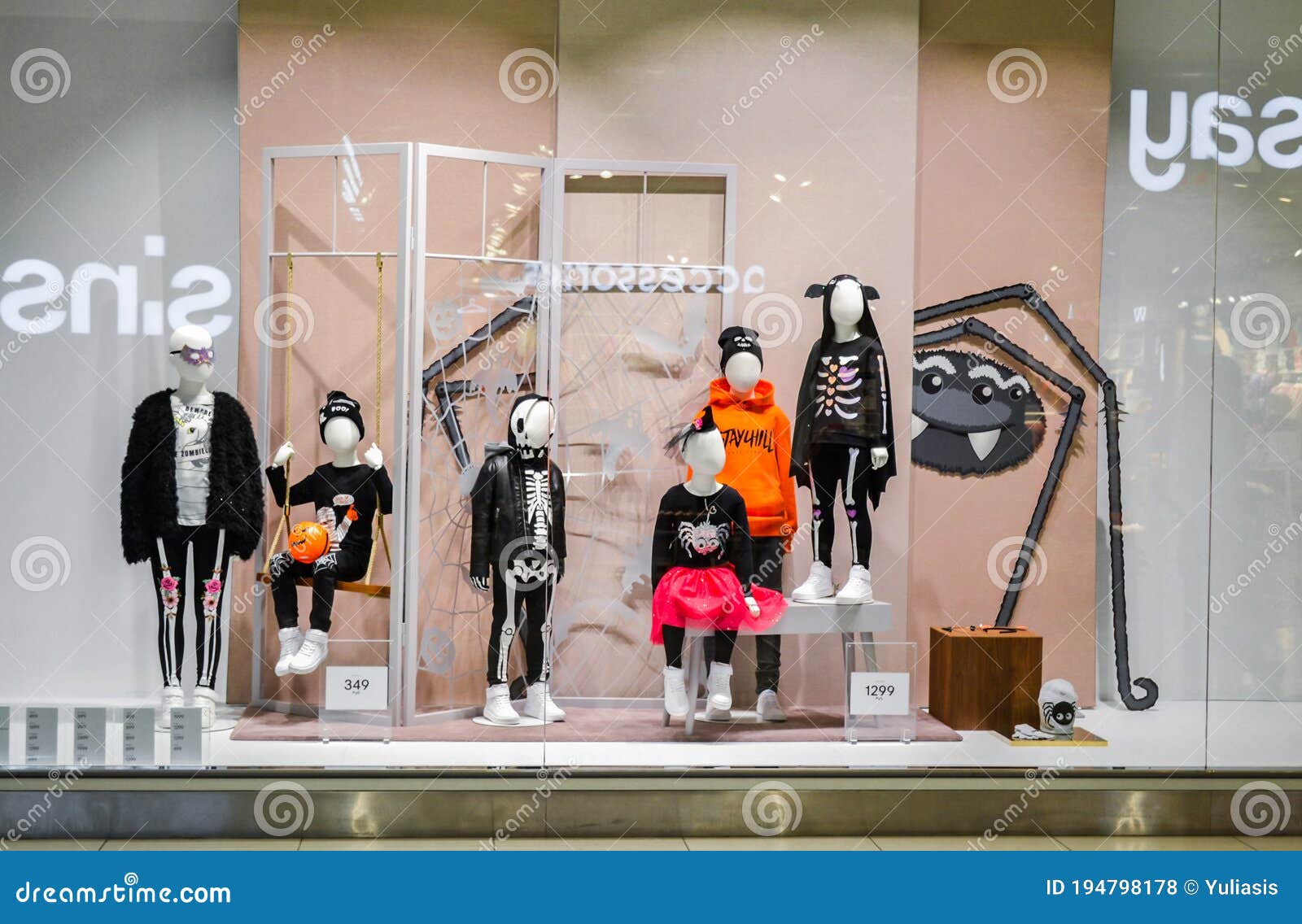 Moscú Rusia Octubre 2019 : Tienda De Ropa De Hm Exhibir Moda Infantil Para  Halloween Foto de archivo editorial - Imagen de estilo, alameda: 194798178