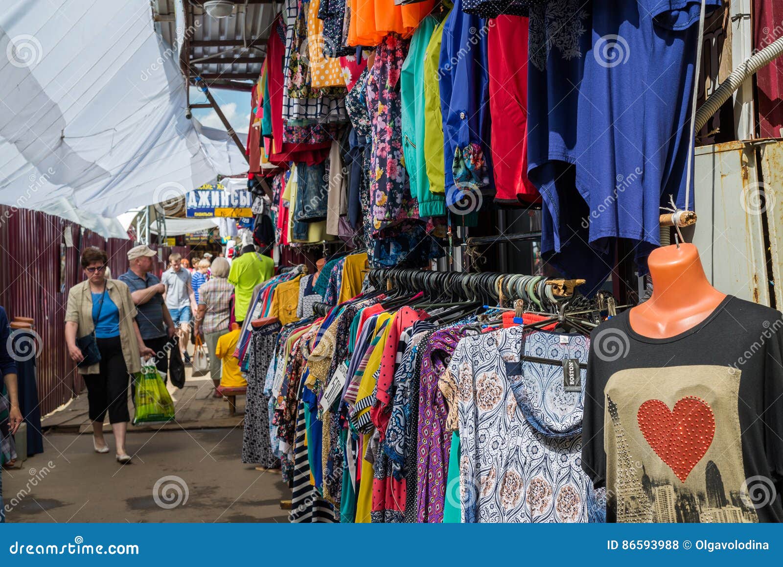 Mosca, Russia - 28 maggio 2016 Mercato commerciale dell'abbigliamento della via in uno Zelenograd