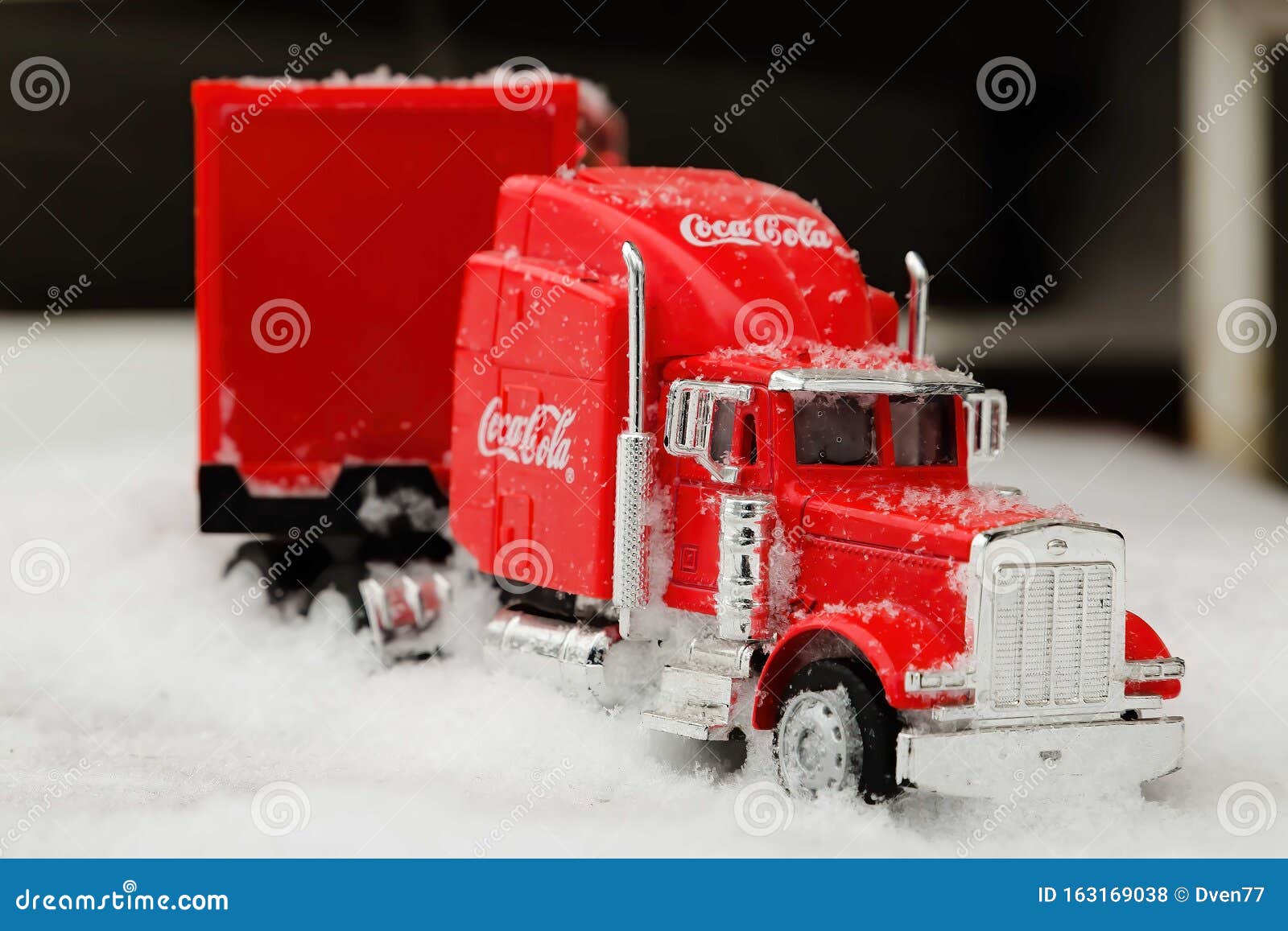 Moscou, Rússia - 2 De Janeiro De 2019: Caminhão De Natal Coca-Cola Um  Brinquedo De Cor Vermelha Anda Na Neve Real Ao Ar Livre, an Foto de Stock  Editorial - Imagem de