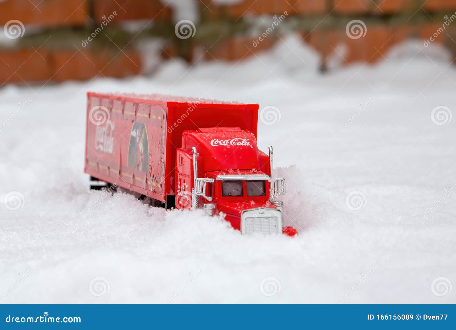 Moscou, Rússia - 2 De Janeiro De 2019: Caminhão De Natal Coca-Cola Um  Brinquedo De Cor Vermelha Anda Na Neve Real Ao Ar Livre, an Imagem de Stock  Editorial - Imagem de