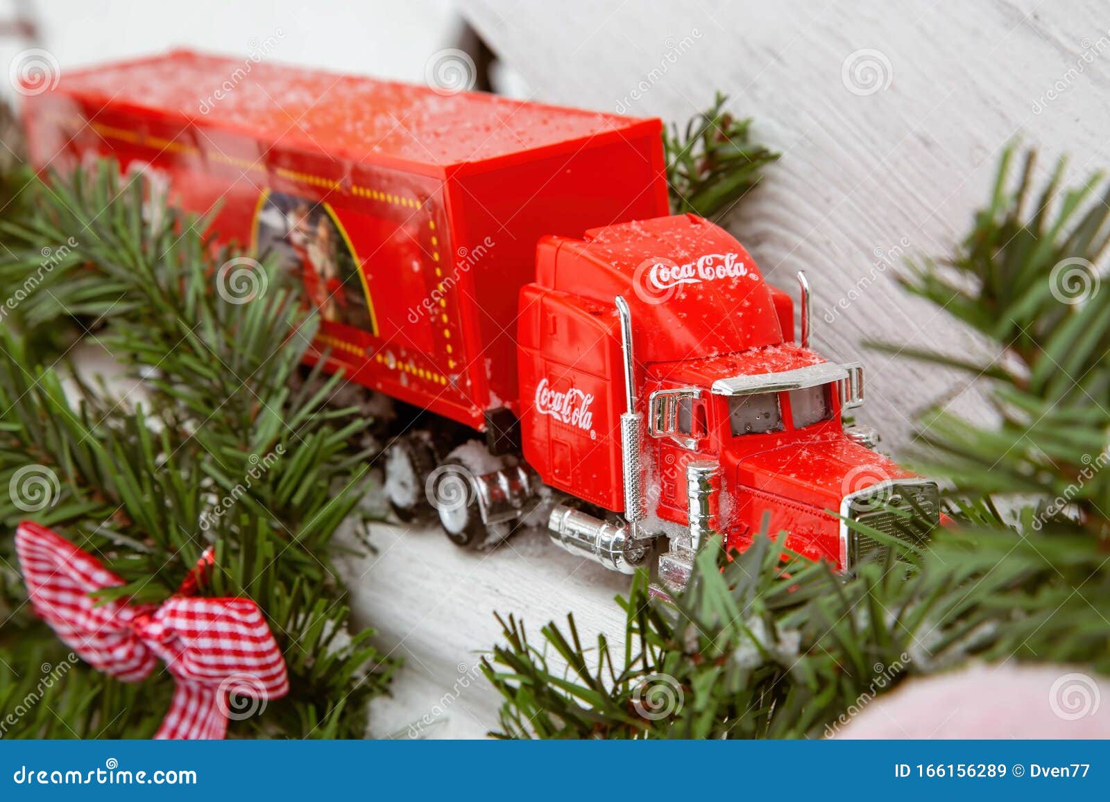 Moscou, Rússia - 2 De Janeiro De 2019: Caminhão De Natal Coca-Cola Um  Brinquedo De Cor Vermelha Corre Sobre a Montanha De Madeira Imagem de Stock  Editorial - Imagem de transporte, exterior: 166156289