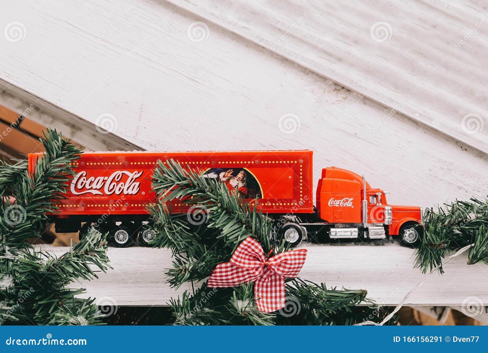 Moscou, Rússia - 2 De Janeiro De 2019: Caminhão De Natal Coca-Cola Um Brinquedo De Cor Vermelha Corre Sobre a Montanha De Madeira Foto Editorial - Imagem de festividade, propaganda: 166156291 Moscou, Rússia - 2 De Janeiro De 2019: Caminhão De Natal Coca-Cola Um Brinquedo De Cor Vermelha Corre Sobre a Montanha De Madeira Foto Editorial - Imagem de festividade, propaganda: 166156291