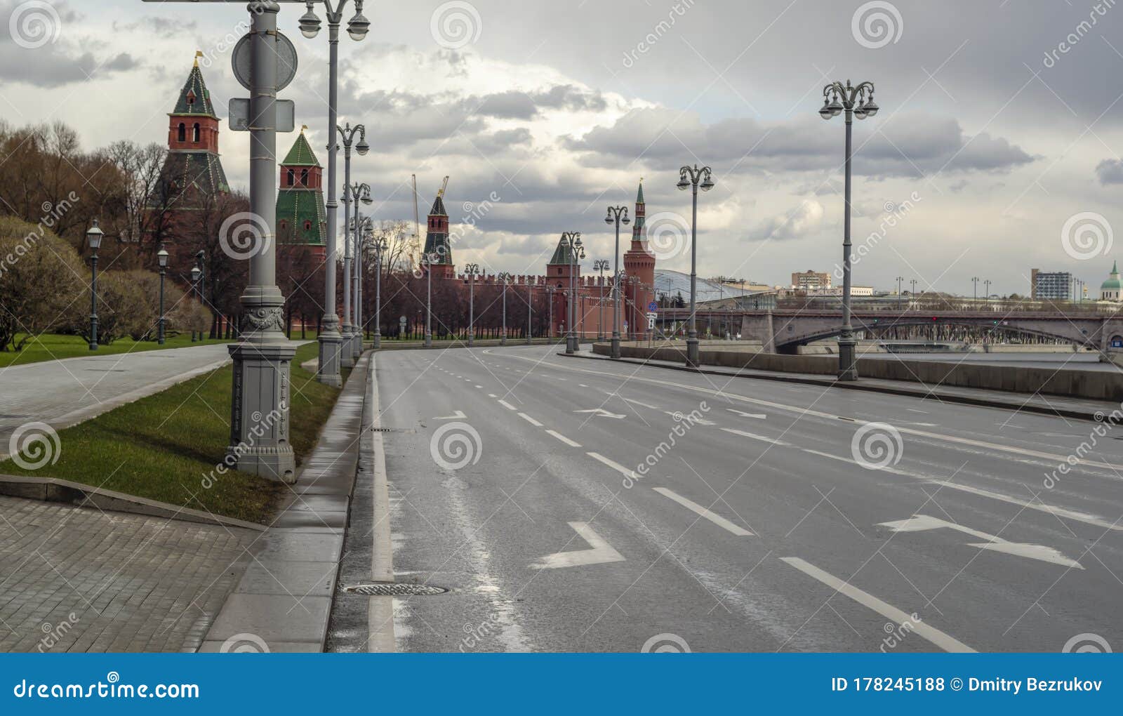 moscow, russia, april 5, 2020. coronavirus quarantine, covid-19, in moscow. empty streets in the city center.
