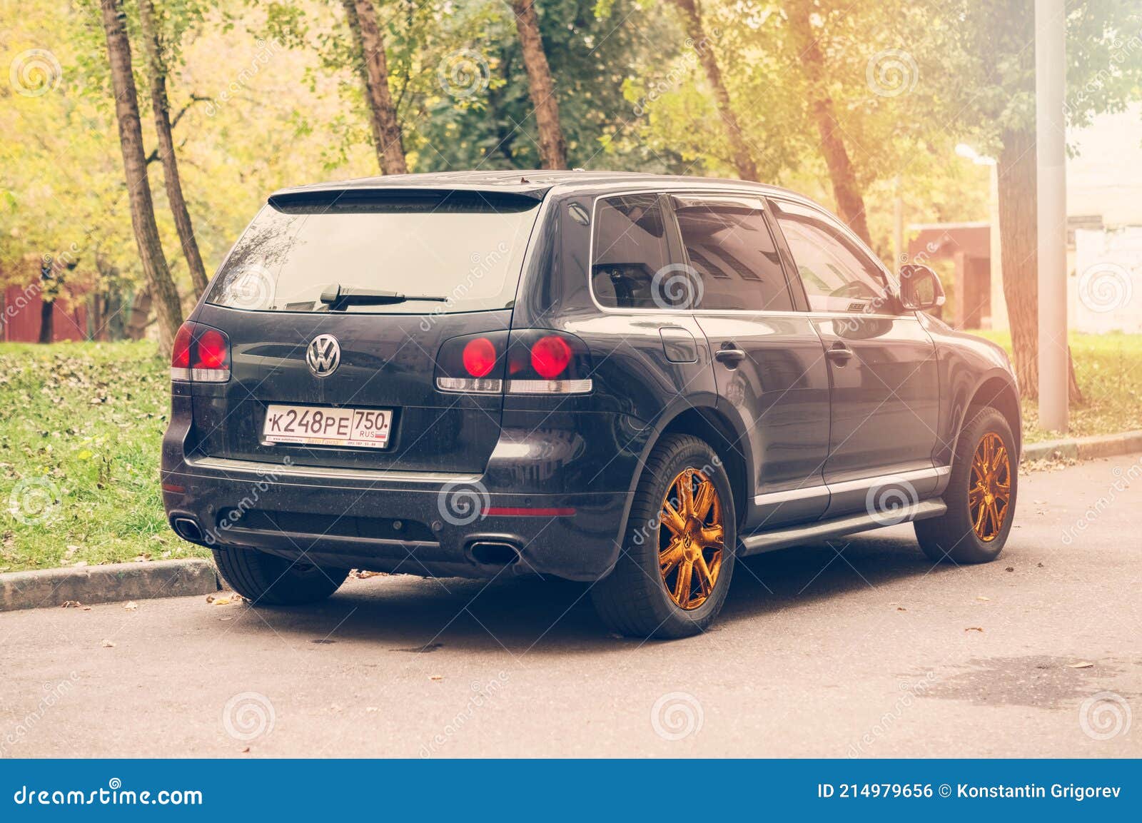VW Touareg 7L in Stunning Dark Blue Body Color with Golden Wheels. Rear  View of Old Volkswagen Touareg Parked on Asphalt Road in Editorial Photo -  Image of trees, urban: 214979656