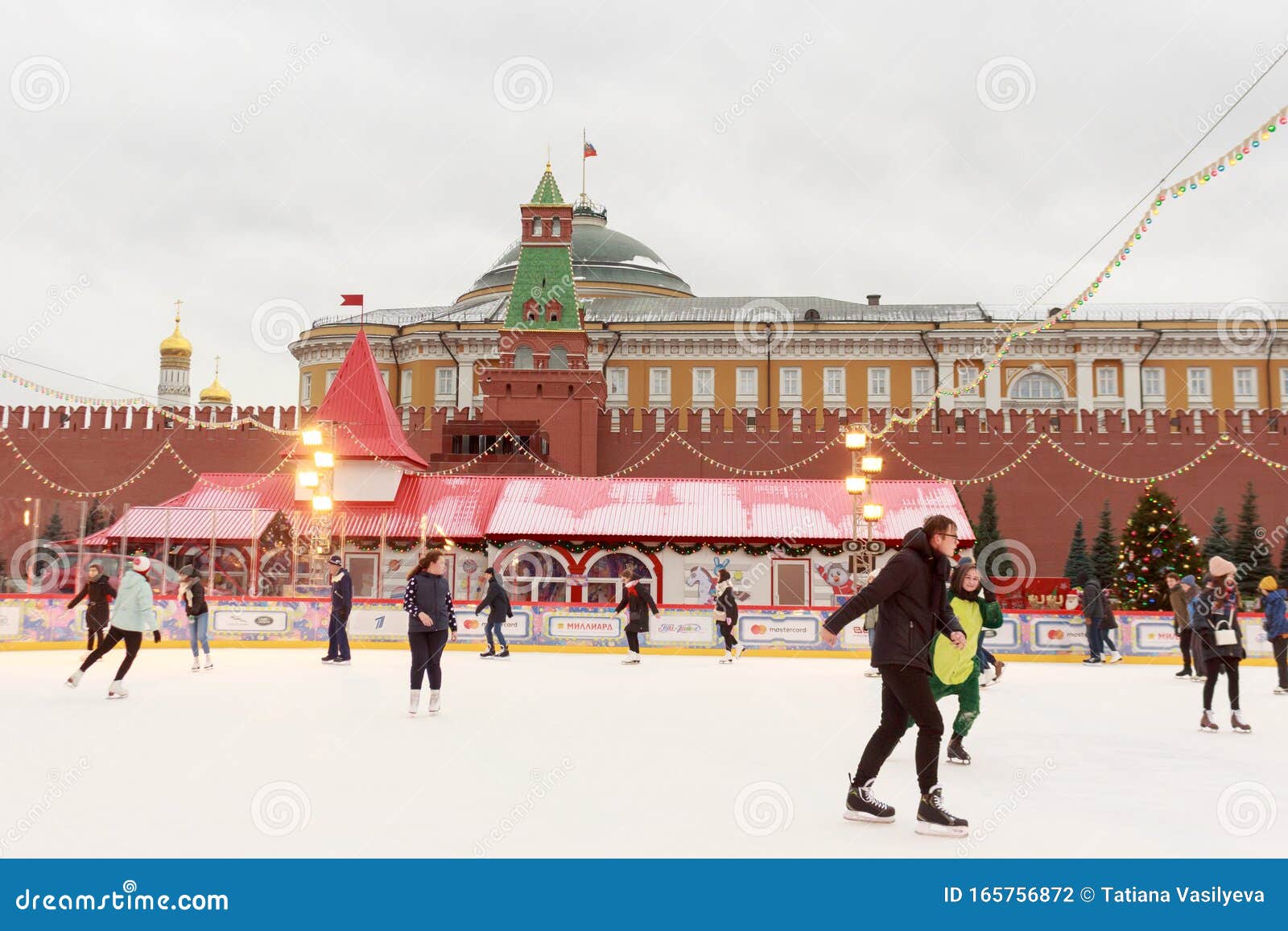 Коньки гум каток. Каток в Москве на красной площади. ГУМ каток 2015-2016 на красной площади. Коньки красная площадь каток. Каток на красной площади без людей.