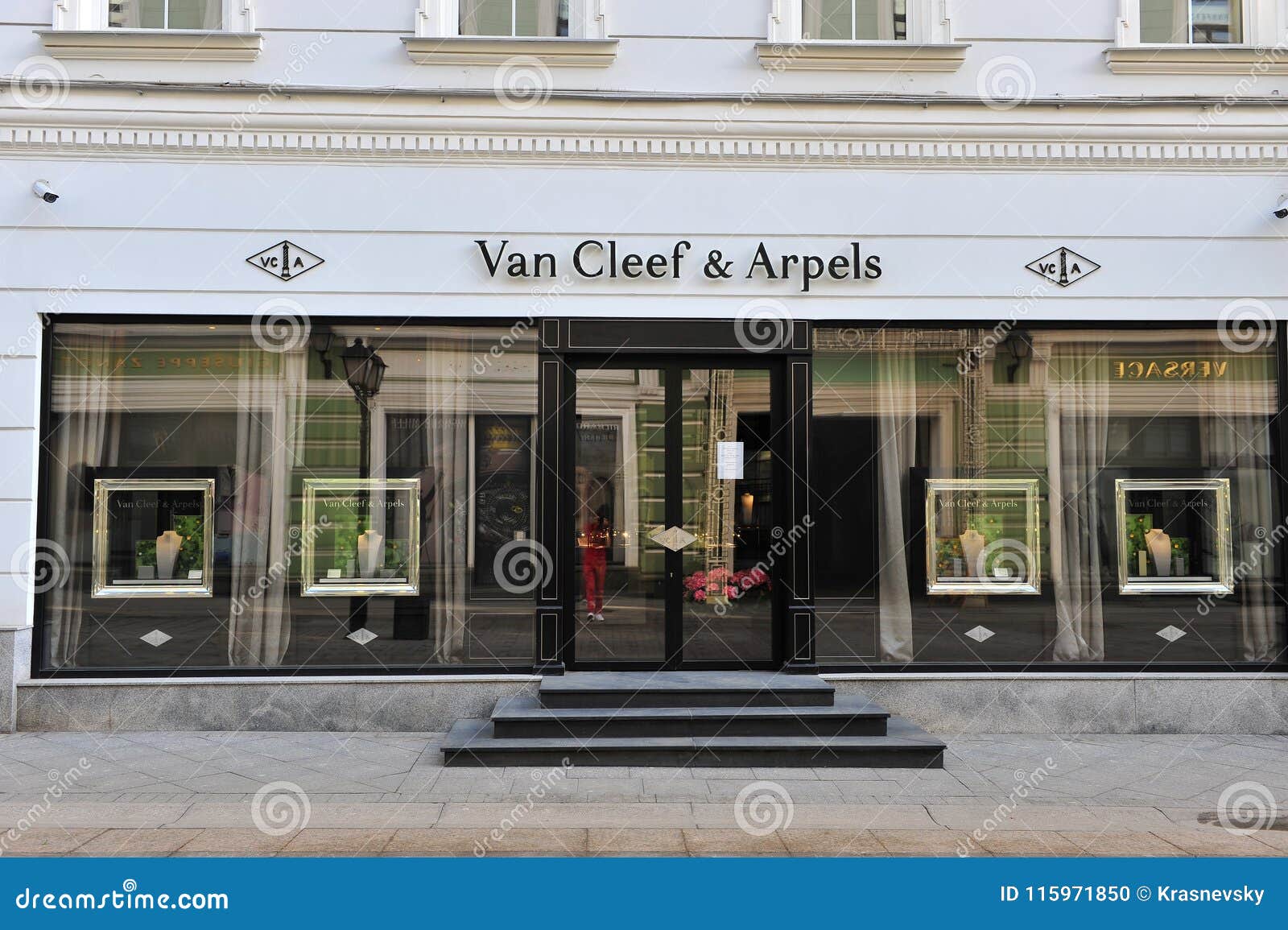 Van Cleef & Arpels Flagship Store Editorial Image - Image of flagship ...