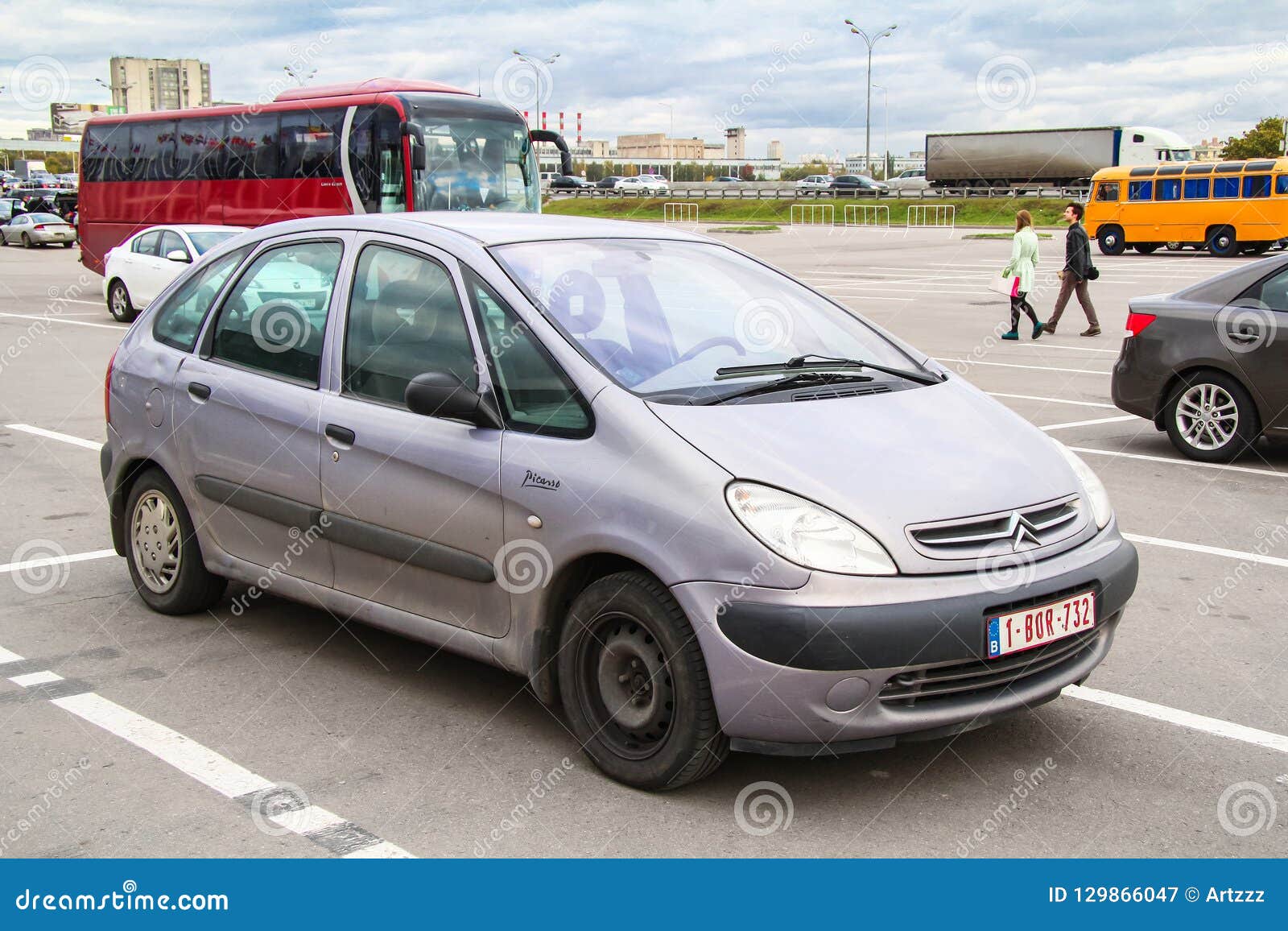 loterij Zie insecten Vertrek naar Citroen Xsara Picasso editorial photography. Image of grey - 129866047