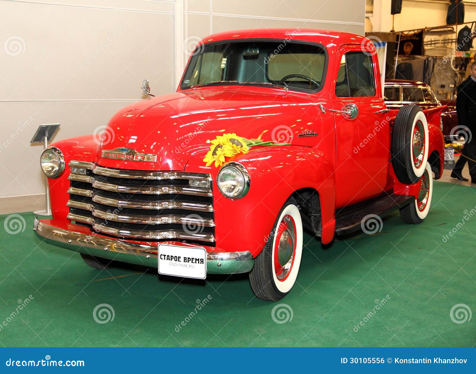 MOSCÚ, RUSIA - 9 DE MARZO: Recogida retra Chevrolet 3100 en el XXI. MOSCÚ, RUSIA - 9 DE MARZO: Recogida retra Chevrolet 3100 en la exposición del International XXI de las antigüedades y de los automóviles retros el 9 de marzo de 2013 en Moscú, Rusia, pasillo de la expo de la ciudad del azafrán