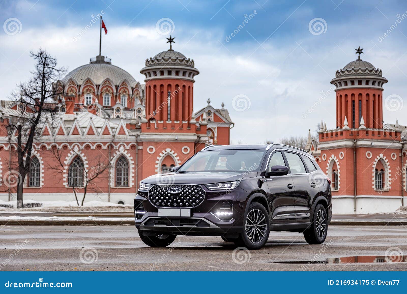 Moskau russland - 13. Februar 2021 Autos auf einem Parkplatz in - Foto  vorrätig 3039643
