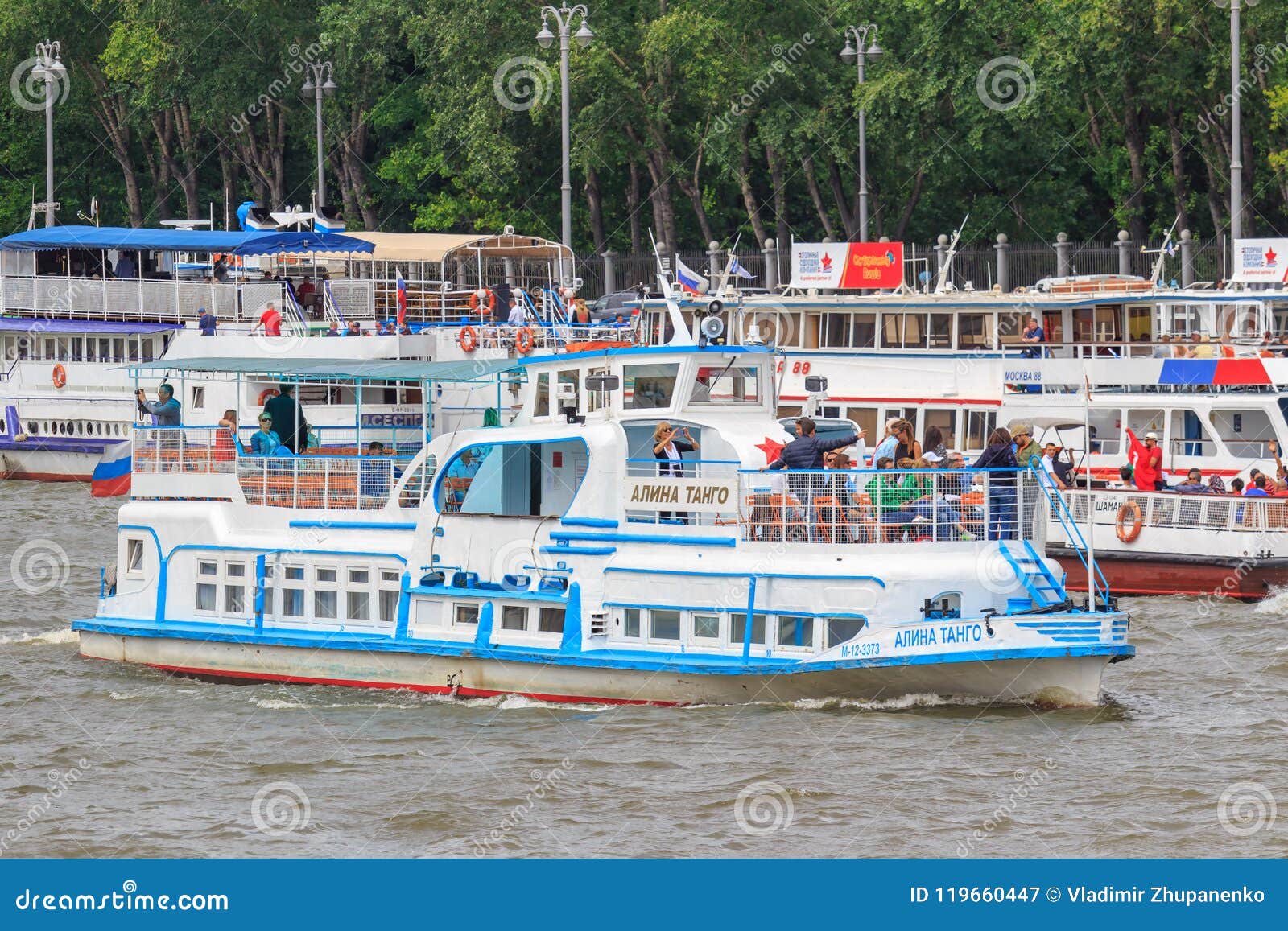 Moskou, Rusland - Juni 21, 2018: Toeristenboot die op Moskva-rivier drijven tegen van pijler in zonnige de zomerdag