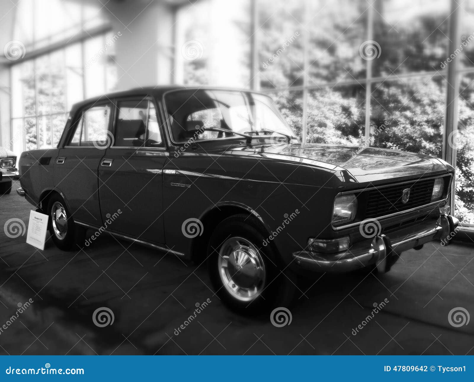 Moskvich 2140 en la exposición de la producción soviética del automóvil, Black&white, VDNKH, Moscú