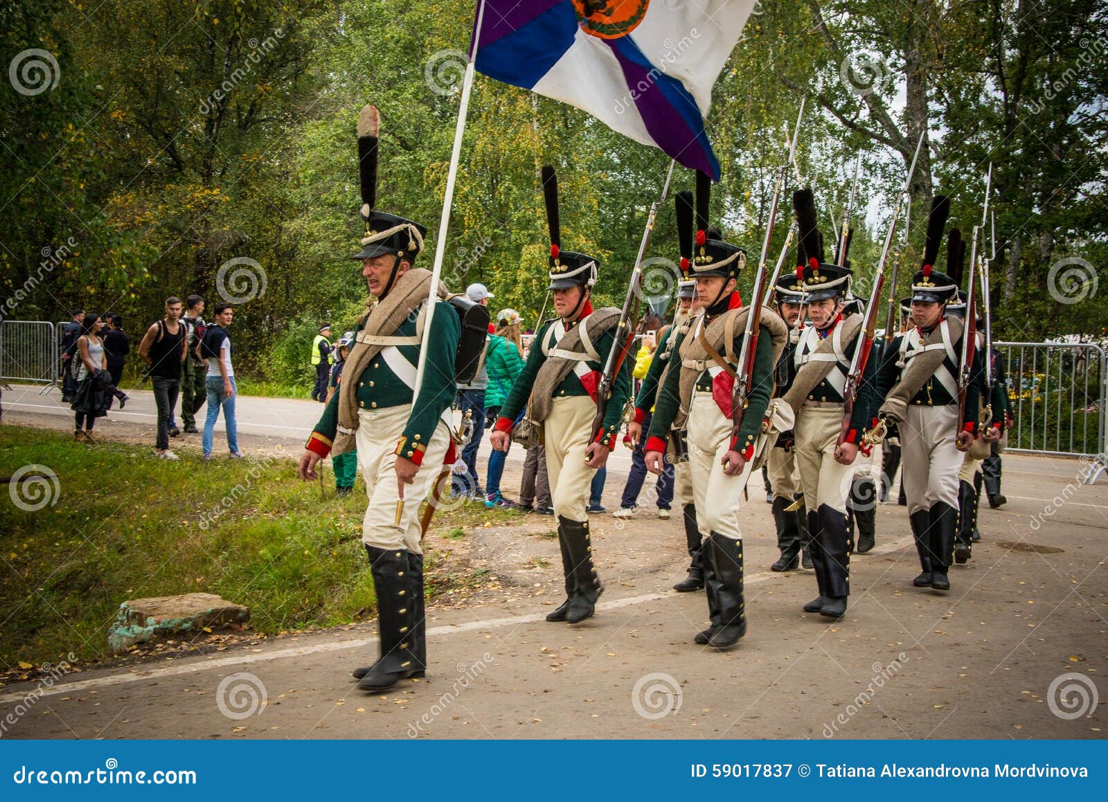 MOSKWA region - WRZESIEŃ 06: Dziejowa reenactment bitwa Borodino przy swój 203 rocznicą Demonstracja występy żołnierz sztuki samoobrony Próba przed przedstawieniem Niewiadomi żołnierze w mundurach 1812 podążają na polu bitwy przed uległością