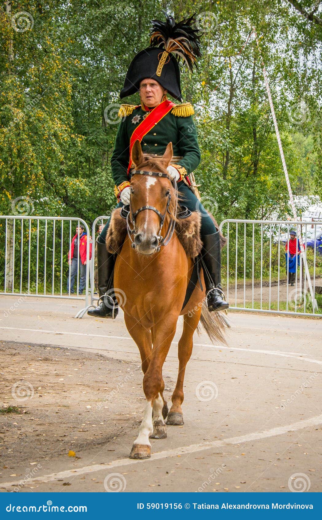 MOSKWA region - WRZESIEŃ 06: Dziejowa reenactment bitwa Borodino przy swój 203 rocznicą Demonstracja występy żołnierz sztuki samoobrony Próba przed przedstawieniem Szef Rosyjskiego wojska Ogólny oficer jedzie warhorse