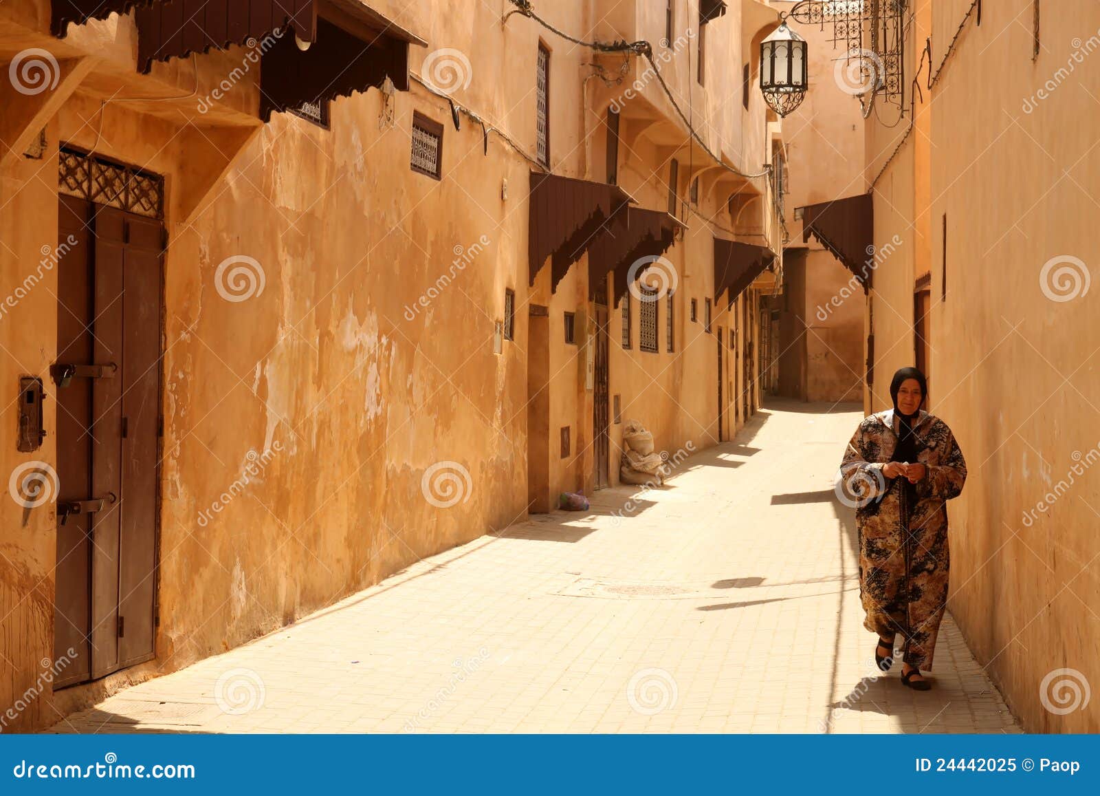 Moslim vrouw in medina. Moslim vrouw die in Meknes medina, Marokko loopt