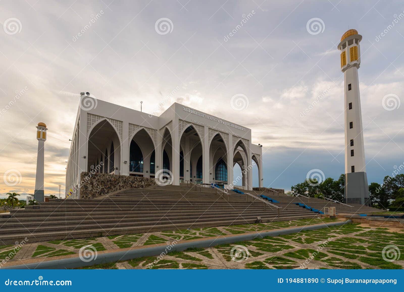 mosque photos with a beautiful sunset. songkhla central mosque is a famous mosque in hat yai district, songkhla province, southern