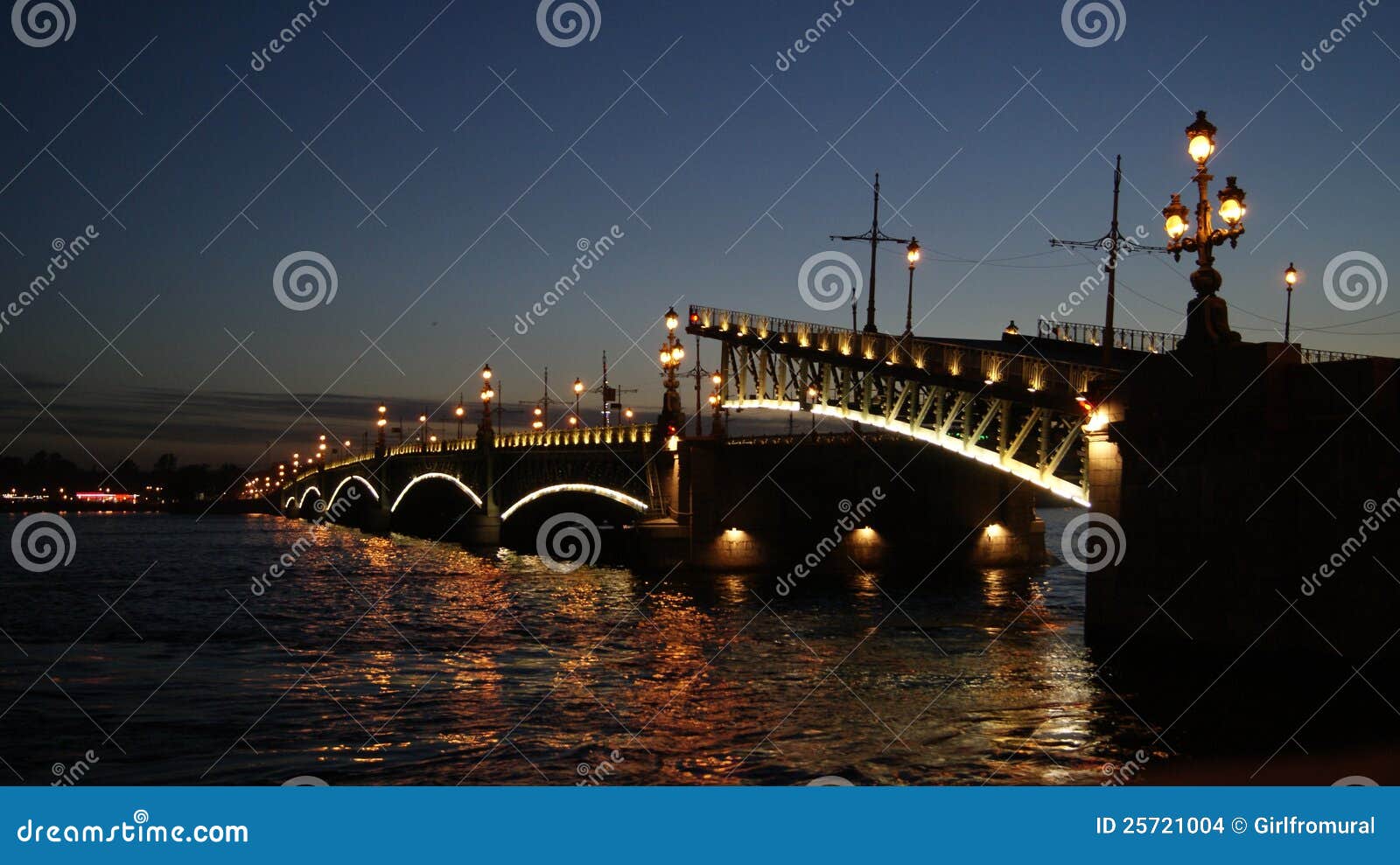 Most. Bridżowy wczesnego poranku Petersburg świętego troizkij