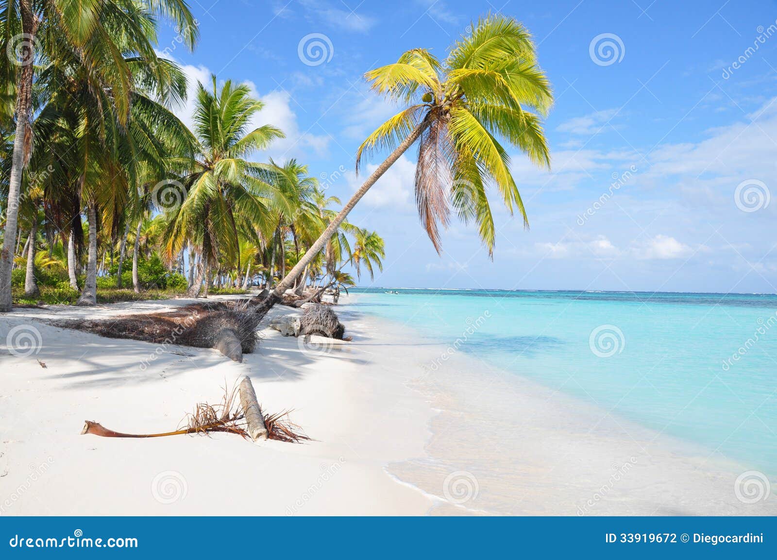 the most beautiful lonely caribbean beach at san blas island, panama. central america