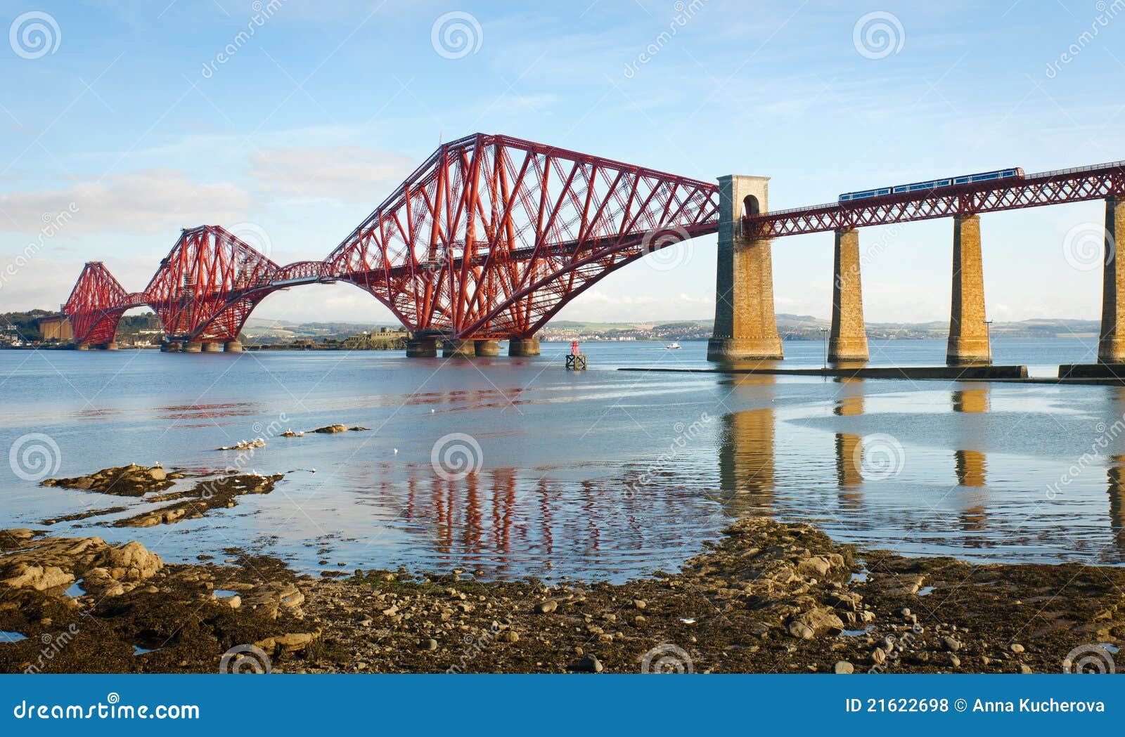 Most naprzód Scotland. Edinburgh bridżowy firth naprzód blisko nad kolejowym Scotland