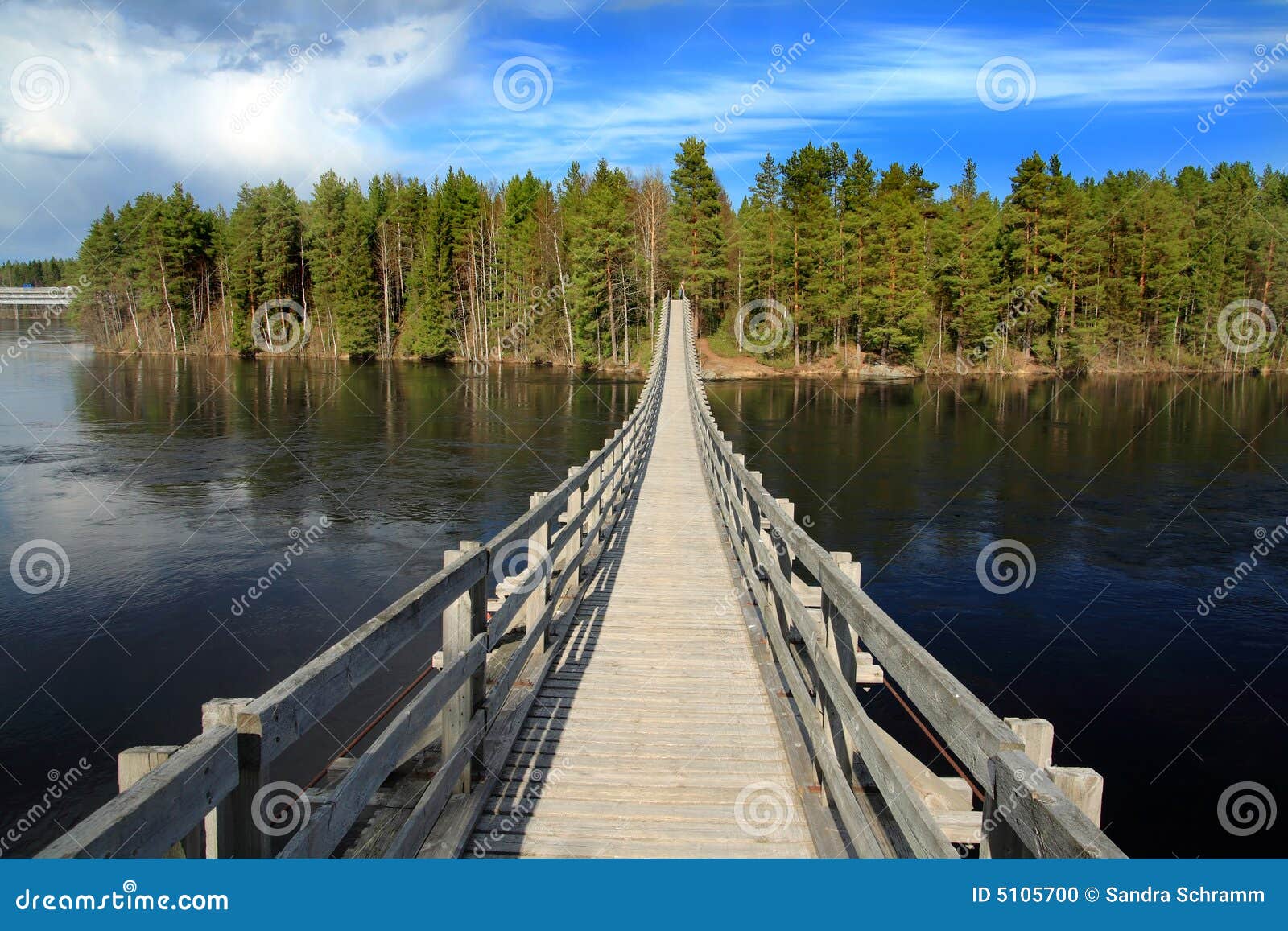 Most zawieszone. Most nad Finlandia rzeki drewnianym zawieszonego