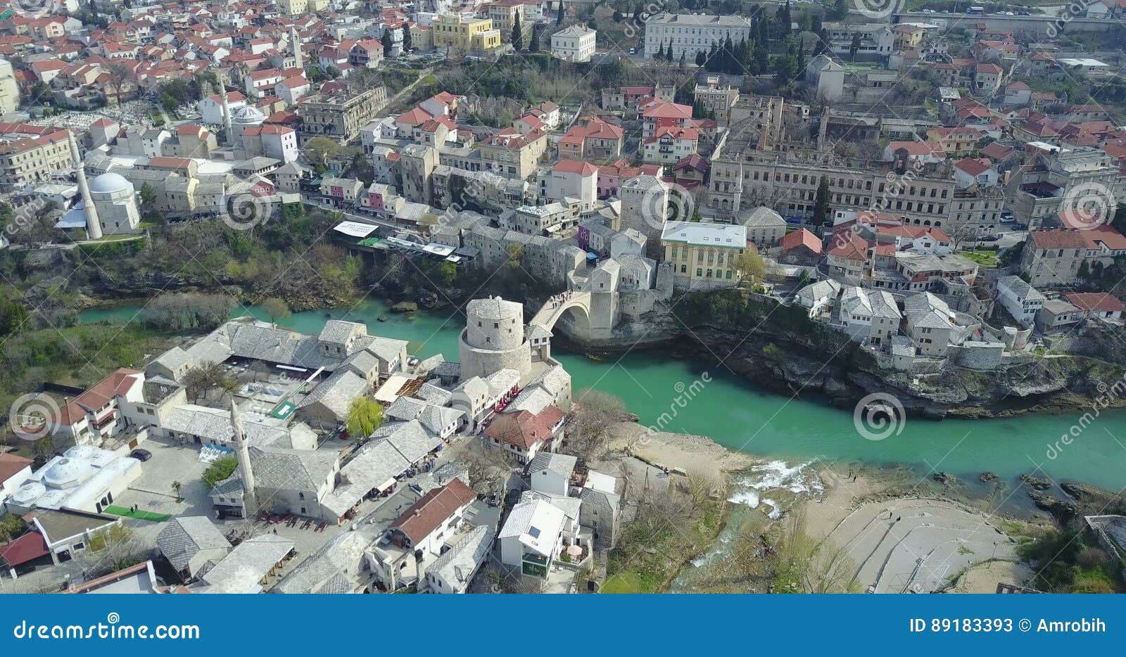 Mostar-alte Brücke. Stari höchst - alte Brücke ist eine Osmanebrücke des 16. Jahrhunderts in der Stadt von Mostar, Bosnien und Herzegowina, das den Fluss Neretva kreuzt und zwei Stadtteile anschließt Die alte Brücke stand für 427 Jahre, bis sie am 9. November 1993 während des kroatisch--Bosniakkrieges zerstört war Nachher wurde ein Projekt durch türkisches Tourismus-Ministerium in der Bewegung eingestellt, um sie wieder aufzubauen und die umgebaute Brücke geöffnet