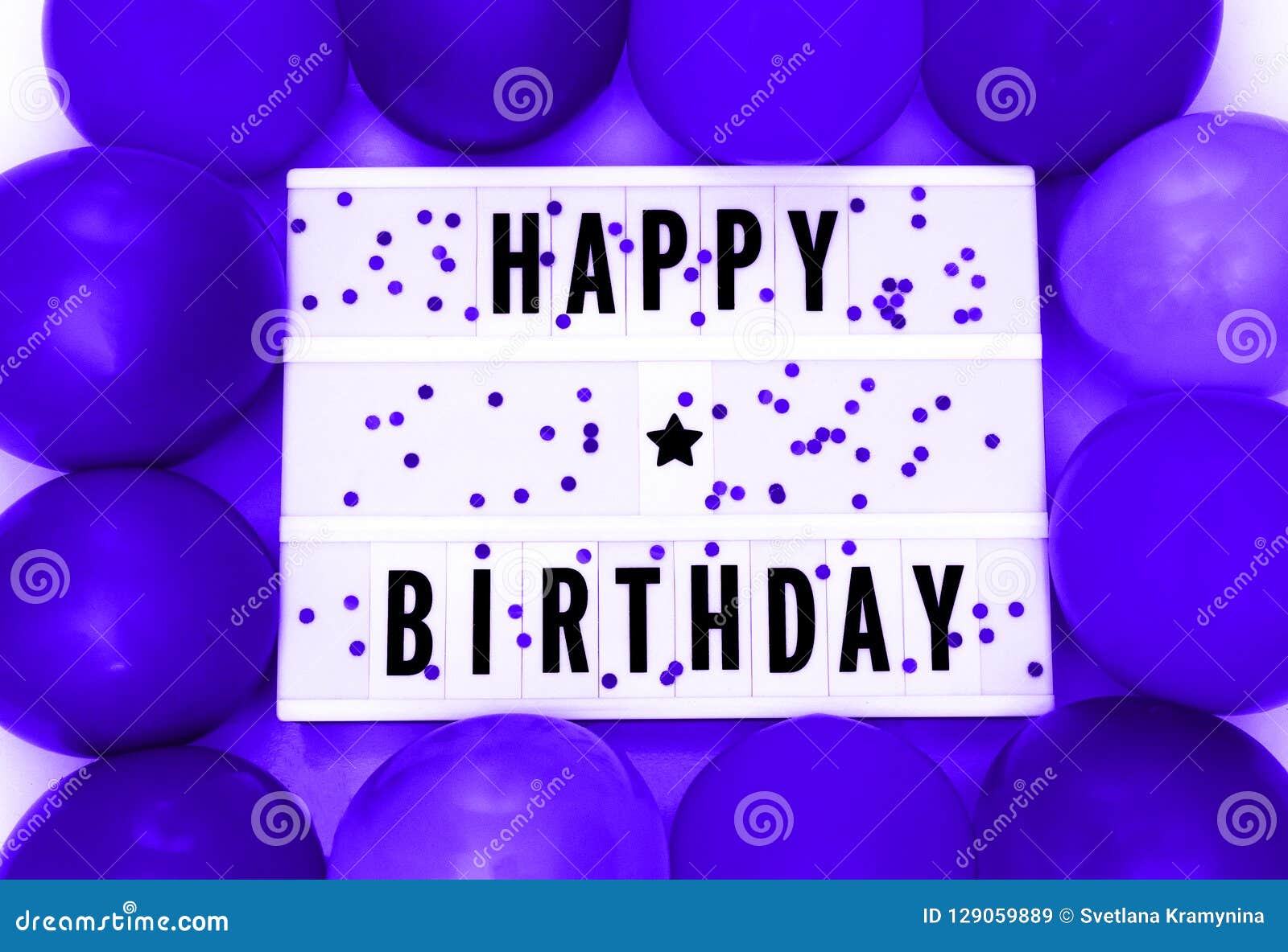 Mot De Joyeux Anniversaire Sur Le Lightbox Sur Le Fond Pourpre Violet De Ballon Concept De Fete D Anniversaire Configuration Plat Image Stock Image Du Amusement Anniversaire