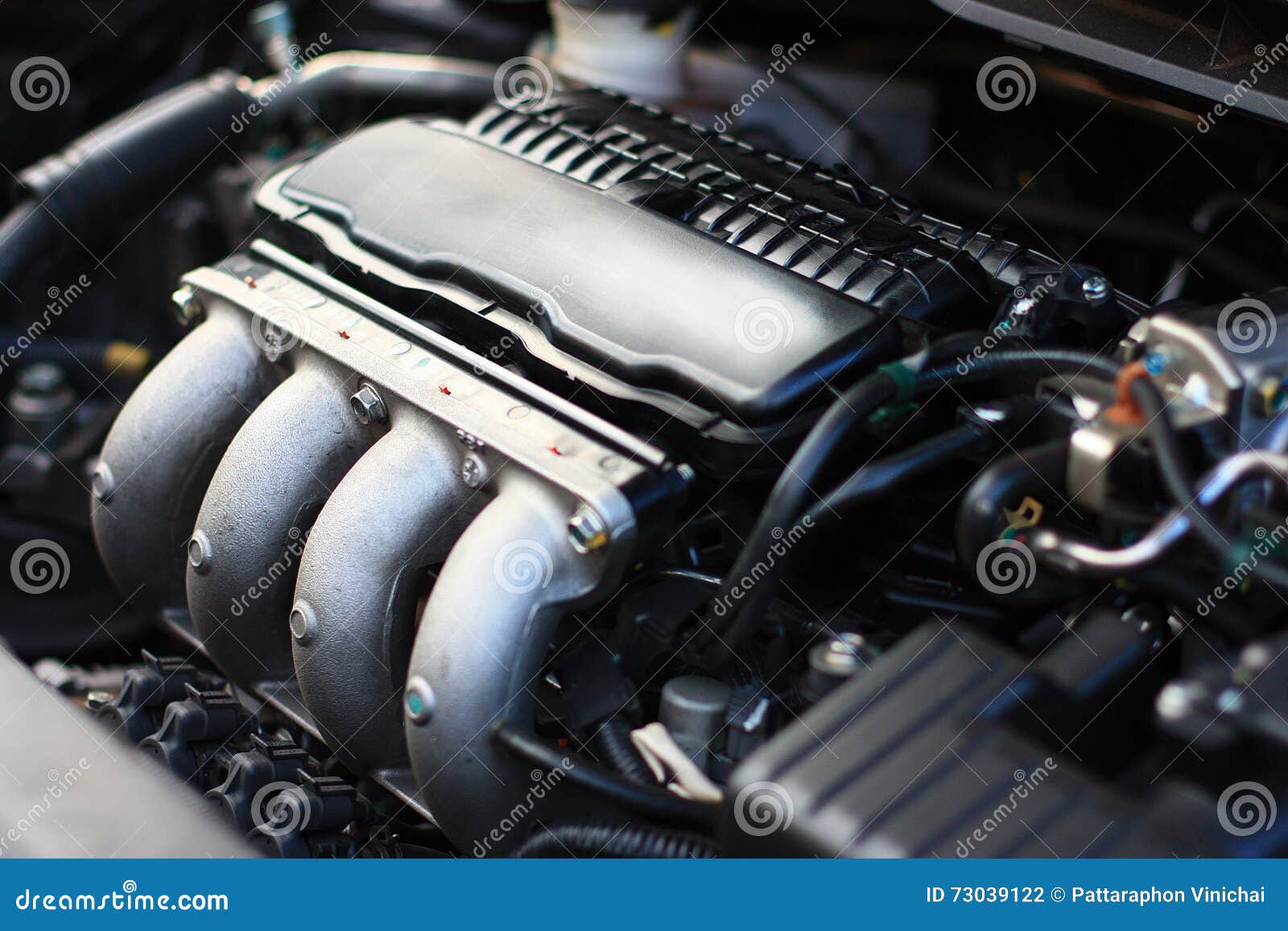  Moteur  de 4  cylindres  photo stock Image du admission 
