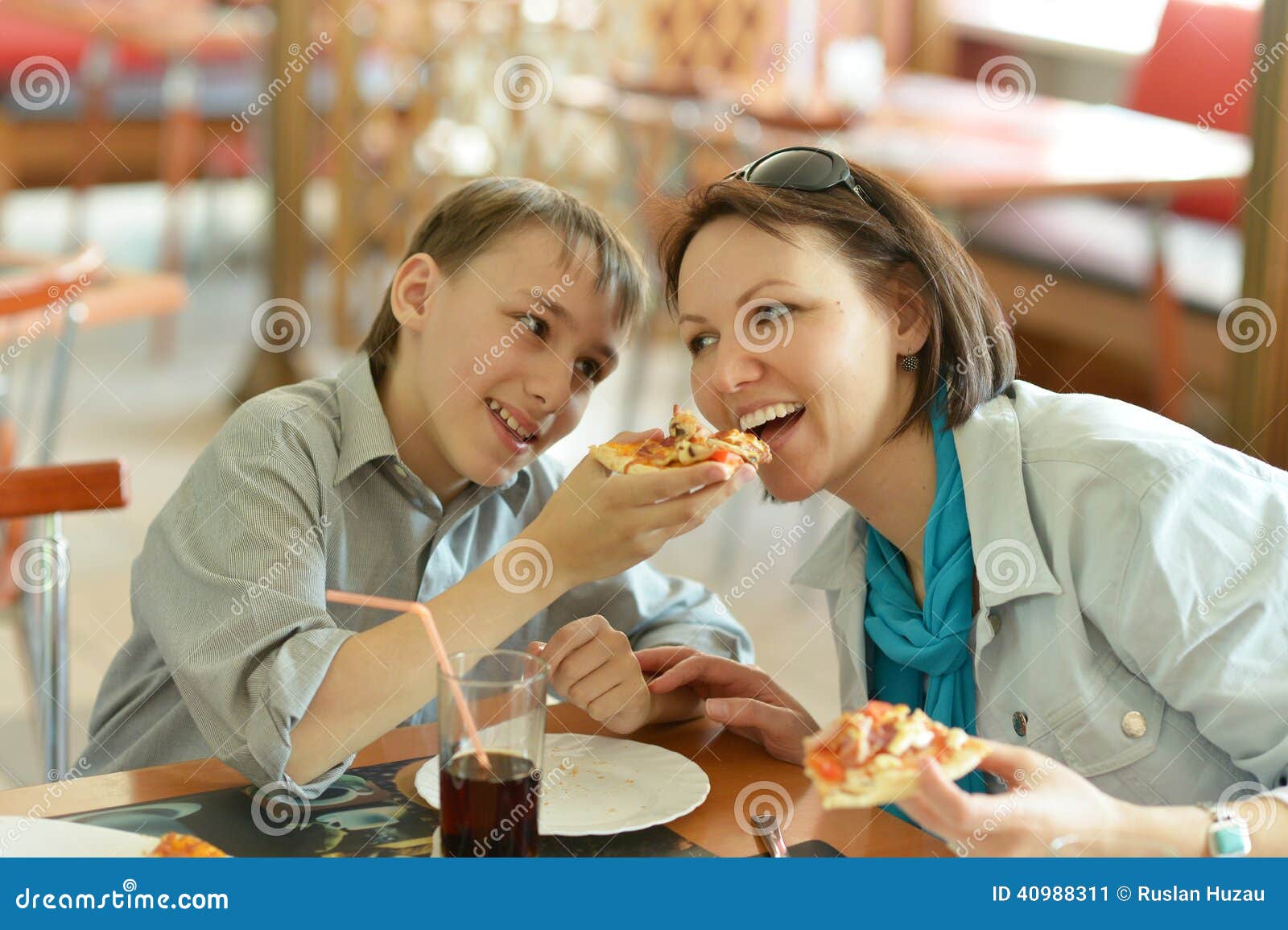 Еду маму друга. Мальчик ест в кафе. Фото семья ест пиццу в кафе. Мама едузуки. Мама привела детей в кафе картинки.