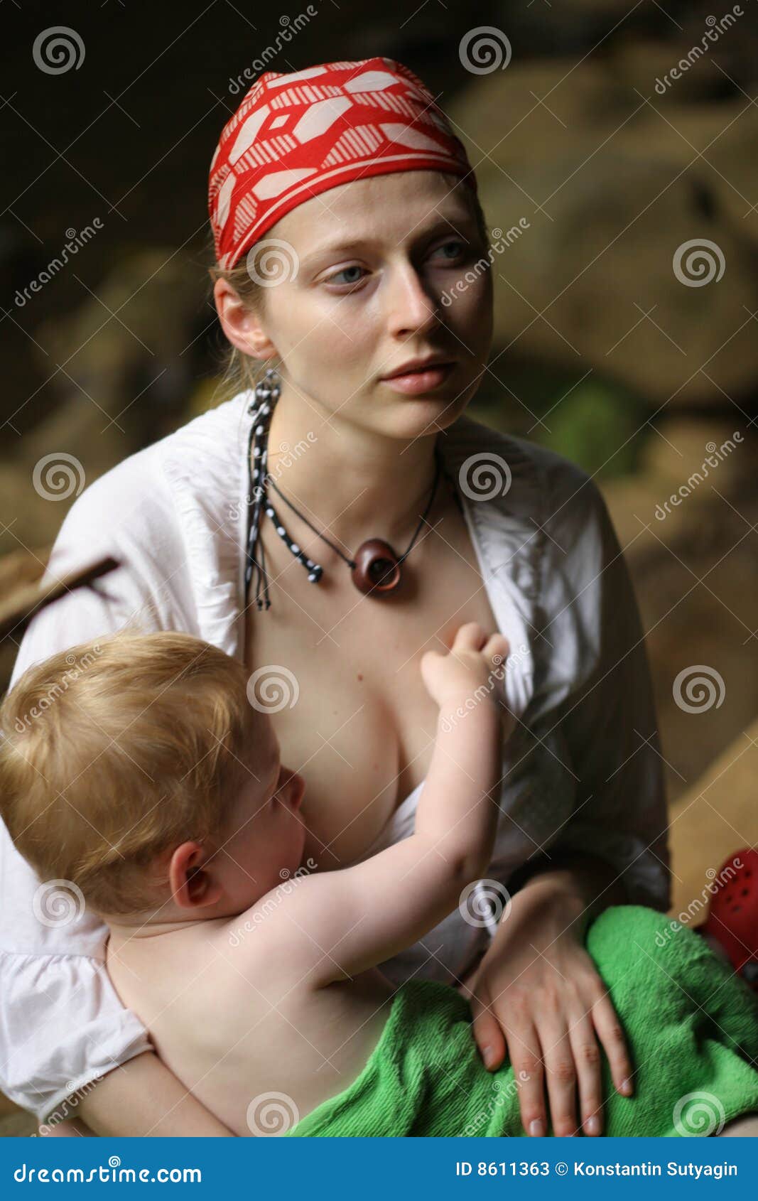 Смотреть бесплатно мама показала сыну огромную грудь